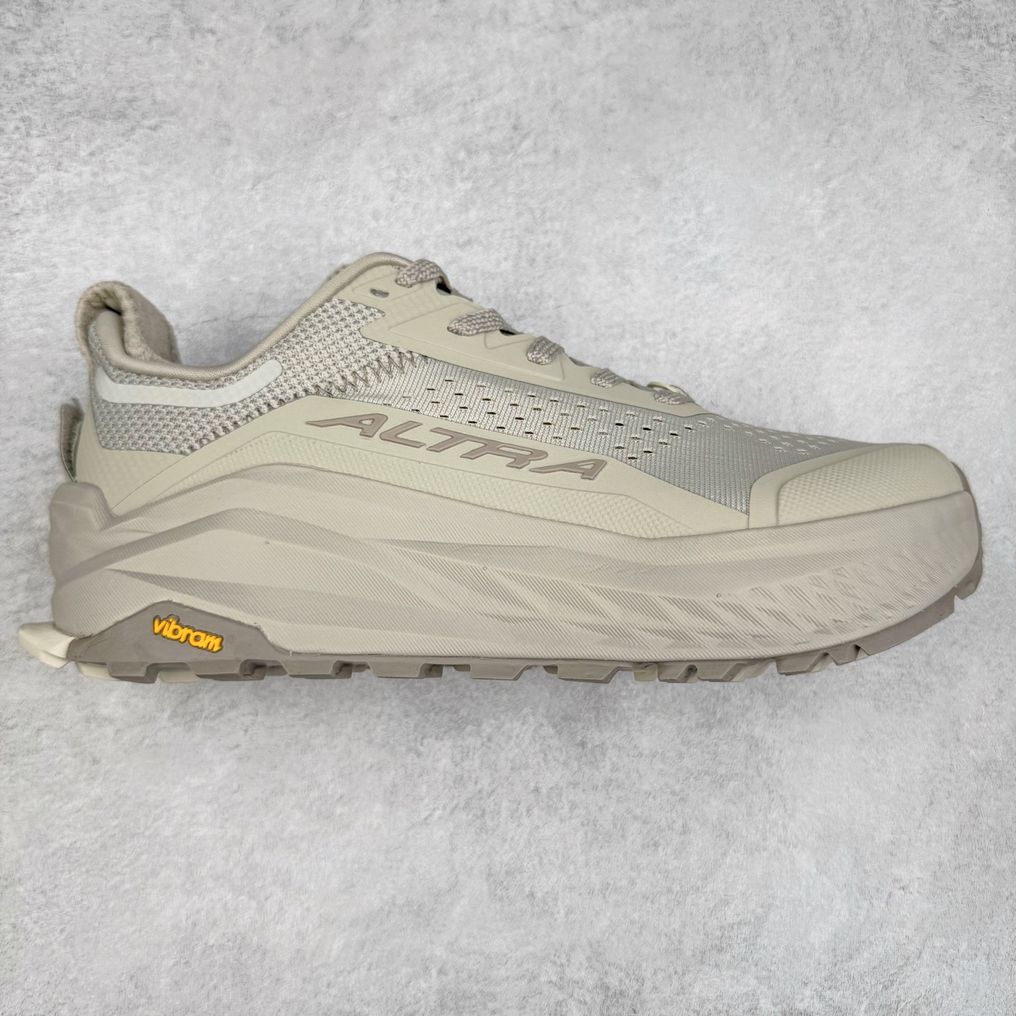 ＃纯原 Altra OLYMPUS 6 奥创奥林匹斯六代舒适百搭防滑耐磨低帮户外跑步鞋 2009年，长跑精英运动员Golden Harper在美国犹他州创立了“Altra Footwear”，跑鞋特点是采用舒适的FootShape™M（很适鞋楦）设计和独特的BalancedCushioning™（平衡缓冲）技术，帮助遭受伤病困扰的跑者回归跑步，从而迅速积累起良好的口碑。2011年品牌迅速发展，屡获大奖。2015年开始不仅占据全美跑鞋前十，足迹更是遍布全球。2016年Altra正式进入中国市场，凭借独特的品牌风格以及出色的性能表现，三年来获得越来越多普通跑者的喜爱。销售业绩增长迅速，成为中国越野跑市场占有量前三的跑鞋品牌。实拍调校N版已经零色差零失真 百分百还原实物色彩所见即所得 不存在货不对板色差等低级问题 选购参考实物拍摄 不混卖不参货 只用心做好货严格选品 承诺混一赔十 尺码：39 40 40.5 41 42 42.5 43 44 44.5 45-选品中心