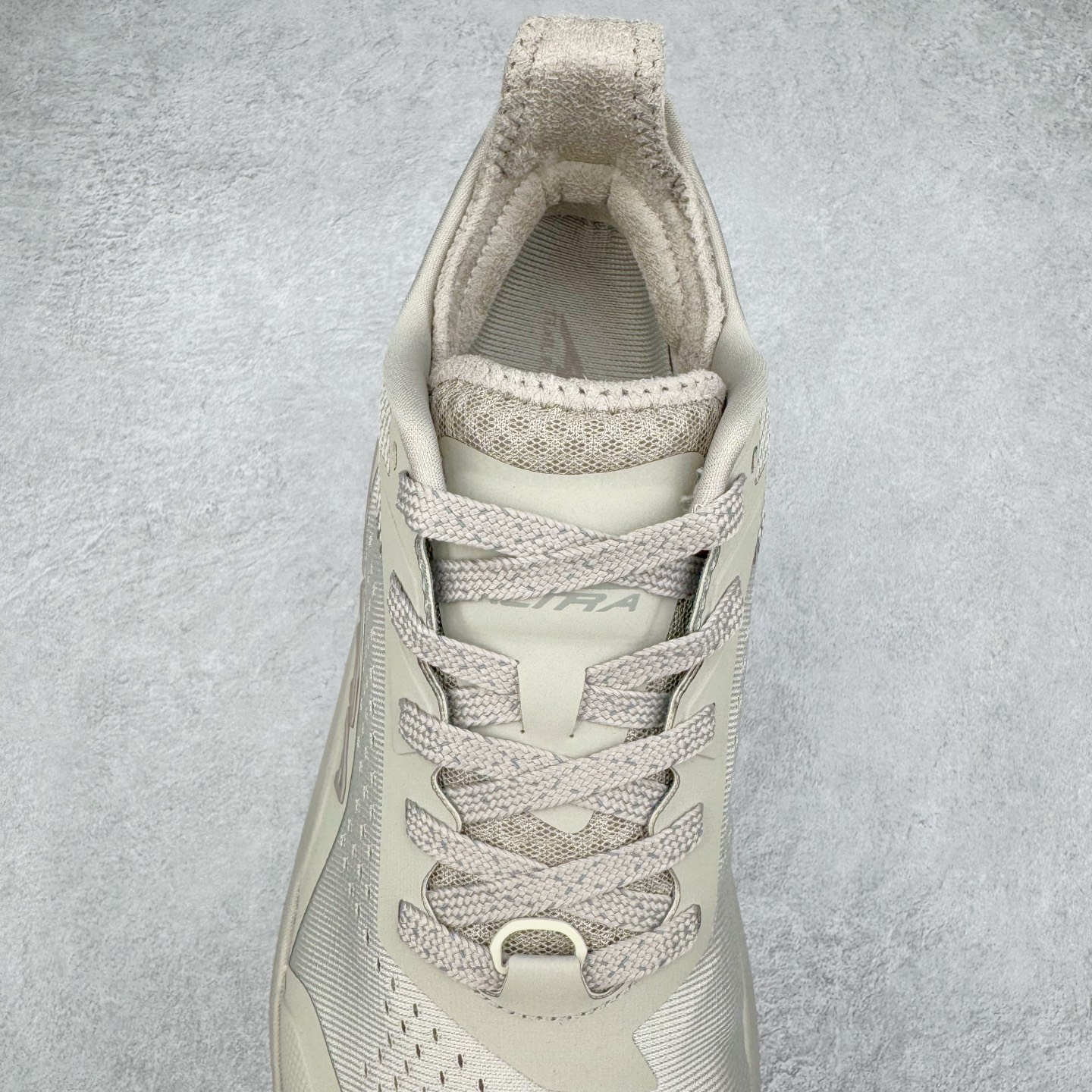 图片[5]-＃纯原 Altra OLYMPUS 6 奥创奥林匹斯六代舒适百搭防滑耐磨低帮户外跑步鞋 2009年，长跑精英运动员Golden Harper在美国犹他州创立了“Altra Footwear”，跑鞋特点是采用舒适的FootShape™M（很适鞋楦）设计和独特的BalancedCushioning™（平衡缓冲）技术，帮助遭受伤病困扰的跑者回归跑步，从而迅速积累起良好的口碑。2011年品牌迅速发展，屡获大奖。2015年开始不仅占据全美跑鞋前十，足迹更是遍布全球。2016年Altra正式进入中国市场，凭借独特的品牌风格以及出色的性能表现，三年来获得越来越多普通跑者的喜爱。销售业绩增长迅速，成为中国越野跑市场占有量前三的跑鞋品牌。实拍调校N版已经零色差零失真 百分百还原实物色彩所见即所得 不存在货不对板色差等低级问题 选购参考实物拍摄 不混卖不参货 只用心做好货严格选品 承诺混一赔十 尺码：39 40 40.5 41 42 42.5 43 44 44.5 45-选品中心