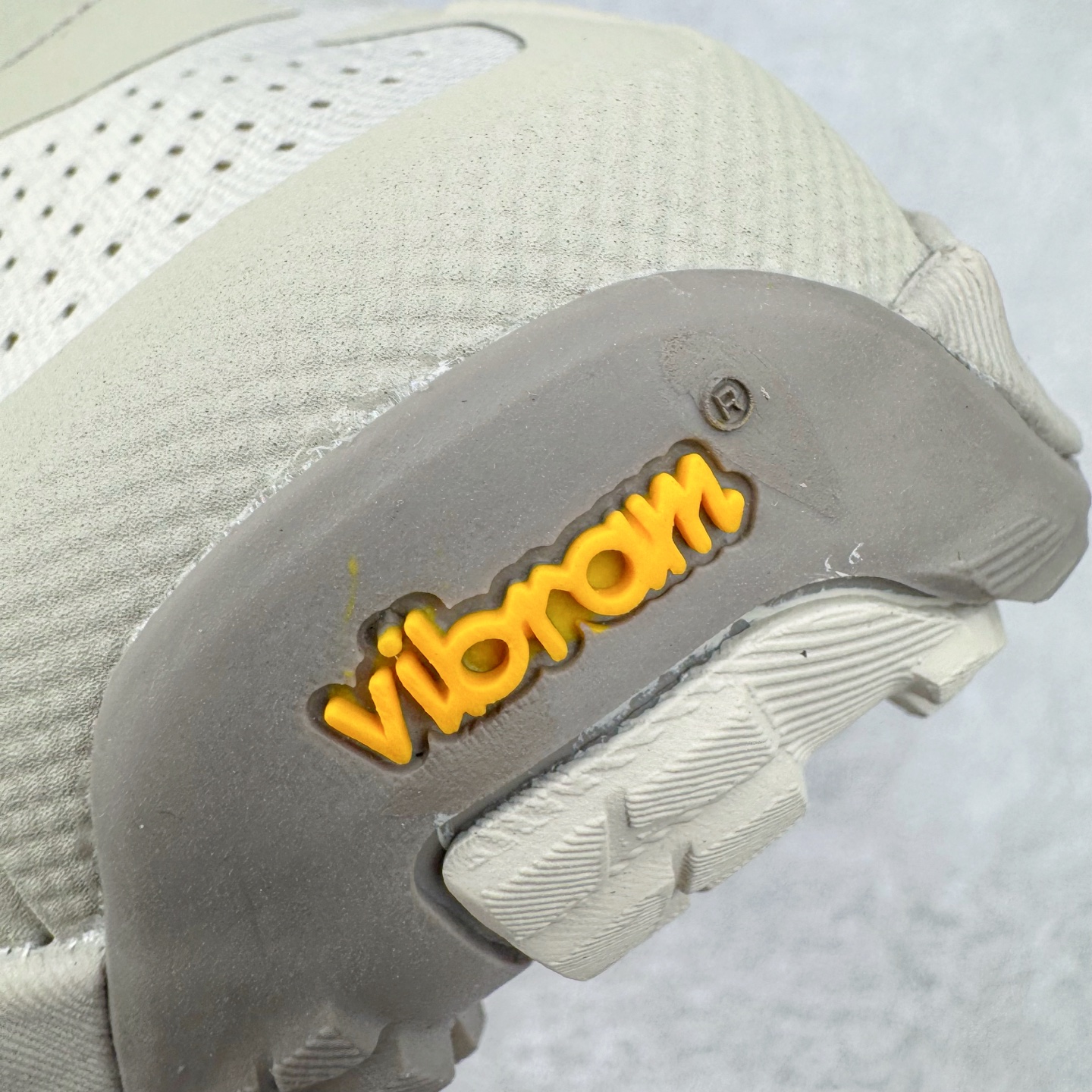 图片[14]-＃纯原 Altra OLYMPUS 6 奥创奥林匹斯六代舒适百搭防滑耐磨低帮户外跑步鞋 2009年，长跑精英运动员Golden Harper在美国犹他州创立了“Altra Footwear”，跑鞋特点是采用舒适的FootShape™M（很适鞋楦）设计和独特的BalancedCushioning™（平衡缓冲）技术，帮助遭受伤病困扰的跑者回归跑步，从而迅速积累起良好的口碑。2011年品牌迅速发展，屡获大奖。2015年开始不仅占据全美跑鞋前十，足迹更是遍布全球。2016年Altra正式进入中国市场，凭借独特的品牌风格以及出色的性能表现，三年来获得越来越多普通跑者的喜爱。销售业绩增长迅速，成为中国越野跑市场占有量前三的跑鞋品牌。实拍调校N版已经零色差零失真 百分百还原实物色彩所见即所得 不存在货不对板色差等低级问题 选购参考实物拍摄 不混卖不参货 只用心做好货严格选品 承诺混一赔十 尺码：39 40 40.5 41 42 42.5 43 44 44.5 45-选品中心