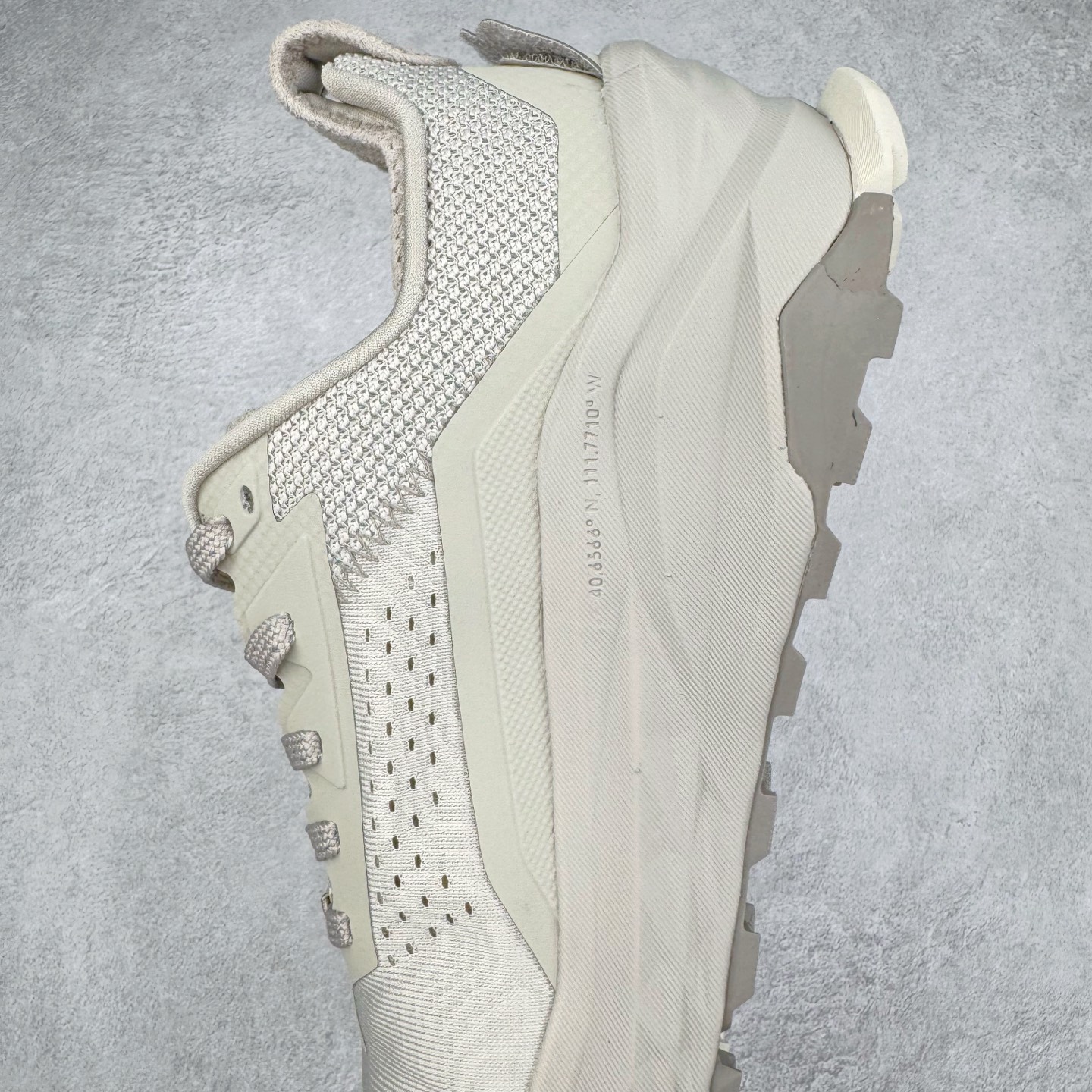 图片[7]-＃纯原 Altra OLYMPUS 6 奥创奥林匹斯六代舒适百搭防滑耐磨低帮户外跑步鞋 2009年，长跑精英运动员Golden Harper在美国犹他州创立了“Altra Footwear”，跑鞋特点是采用舒适的FootShape™M（很适鞋楦）设计和独特的BalancedCushioning™（平衡缓冲）技术，帮助遭受伤病困扰的跑者回归跑步，从而迅速积累起良好的口碑。2011年品牌迅速发展，屡获大奖。2015年开始不仅占据全美跑鞋前十，足迹更是遍布全球。2016年Altra正式进入中国市场，凭借独特的品牌风格以及出色的性能表现，三年来获得越来越多普通跑者的喜爱。销售业绩增长迅速，成为中国越野跑市场占有量前三的跑鞋品牌。实拍调校N版已经零色差零失真 百分百还原实物色彩所见即所得 不存在货不对板色差等低级问题 选购参考实物拍摄 不混卖不参货 只用心做好货严格选品 承诺混一赔十 尺码：39 40 40.5 41 42 42.5 43 44 44.5 45-选品中心