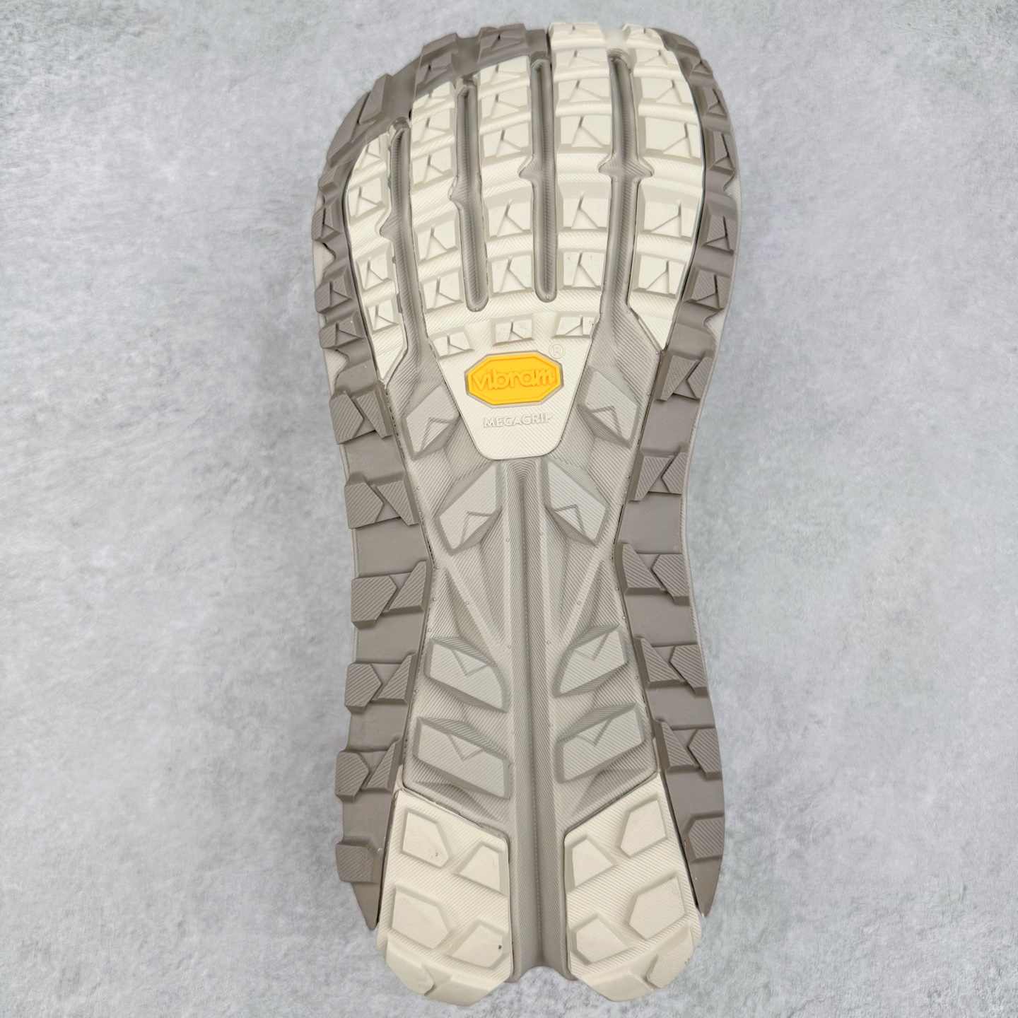 图片[9]-＃纯原 Altra OLYMPUS 6 奥创奥林匹斯六代舒适百搭防滑耐磨低帮户外跑步鞋 2009年，长跑精英运动员Golden Harper在美国犹他州创立了“Altra Footwear”，跑鞋特点是采用舒适的FootShape™M（很适鞋楦）设计和独特的BalancedCushioning™（平衡缓冲）技术，帮助遭受伤病困扰的跑者回归跑步，从而迅速积累起良好的口碑。2011年品牌迅速发展，屡获大奖。2015年开始不仅占据全美跑鞋前十，足迹更是遍布全球。2016年Altra正式进入中国市场，凭借独特的品牌风格以及出色的性能表现，三年来获得越来越多普通跑者的喜爱。销售业绩增长迅速，成为中国越野跑市场占有量前三的跑鞋品牌。实拍调校N版已经零色差零失真 百分百还原实物色彩所见即所得 不存在货不对板色差等低级问题 选购参考实物拍摄 不混卖不参货 只用心做好货严格选品 承诺混一赔十 尺码：39 40 40.5 41 42 42.5 43 44 44.5 45-选品中心