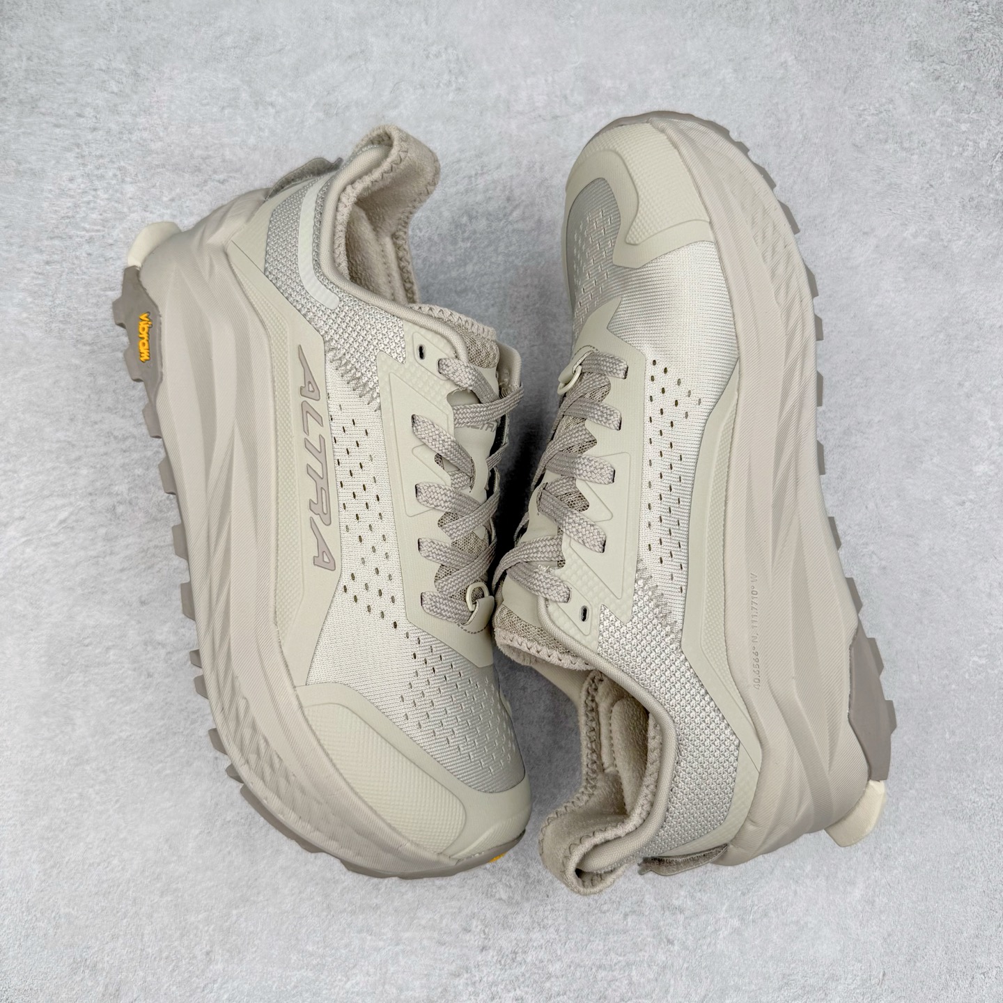 图片[3]-＃纯原 Altra OLYMPUS 6 奥创奥林匹斯六代舒适百搭防滑耐磨低帮户外跑步鞋 2009年，长跑精英运动员Golden Harper在美国犹他州创立了“Altra Footwear”，跑鞋特点是采用舒适的FootShape™M（很适鞋楦）设计和独特的BalancedCushioning™（平衡缓冲）技术，帮助遭受伤病困扰的跑者回归跑步，从而迅速积累起良好的口碑。2011年品牌迅速发展，屡获大奖。2015年开始不仅占据全美跑鞋前十，足迹更是遍布全球。2016年Altra正式进入中国市场，凭借独特的品牌风格以及出色的性能表现，三年来获得越来越多普通跑者的喜爱。销售业绩增长迅速，成为中国越野跑市场占有量前三的跑鞋品牌。实拍调校N版已经零色差零失真 百分百还原实物色彩所见即所得 不存在货不对板色差等低级问题 选购参考实物拍摄 不混卖不参货 只用心做好货严格选品 承诺混一赔十 尺码：39 40 40.5 41 42 42.5 43 44 44.5 45-选品中心