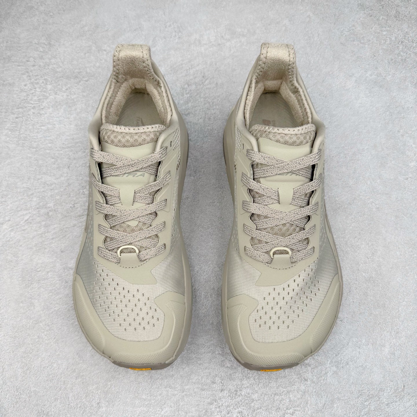 图片[2]-＃纯原 Altra OLYMPUS 6 奥创奥林匹斯六代舒适百搭防滑耐磨低帮户外跑步鞋 2009年，长跑精英运动员Golden Harper在美国犹他州创立了“Altra Footwear”，跑鞋特点是采用舒适的FootShape™M（很适鞋楦）设计和独特的BalancedCushioning™（平衡缓冲）技术，帮助遭受伤病困扰的跑者回归跑步，从而迅速积累起良好的口碑。2011年品牌迅速发展，屡获大奖。2015年开始不仅占据全美跑鞋前十，足迹更是遍布全球。2016年Altra正式进入中国市场，凭借独特的品牌风格以及出色的性能表现，三年来获得越来越多普通跑者的喜爱。销售业绩增长迅速，成为中国越野跑市场占有量前三的跑鞋品牌。实拍调校N版已经零色差零失真 百分百还原实物色彩所见即所得 不存在货不对板色差等低级问题 选购参考实物拍摄 不混卖不参货 只用心做好货严格选品 承诺混一赔十 尺码：39 40 40.5 41 42 42.5 43 44 44.5 45-选品中心