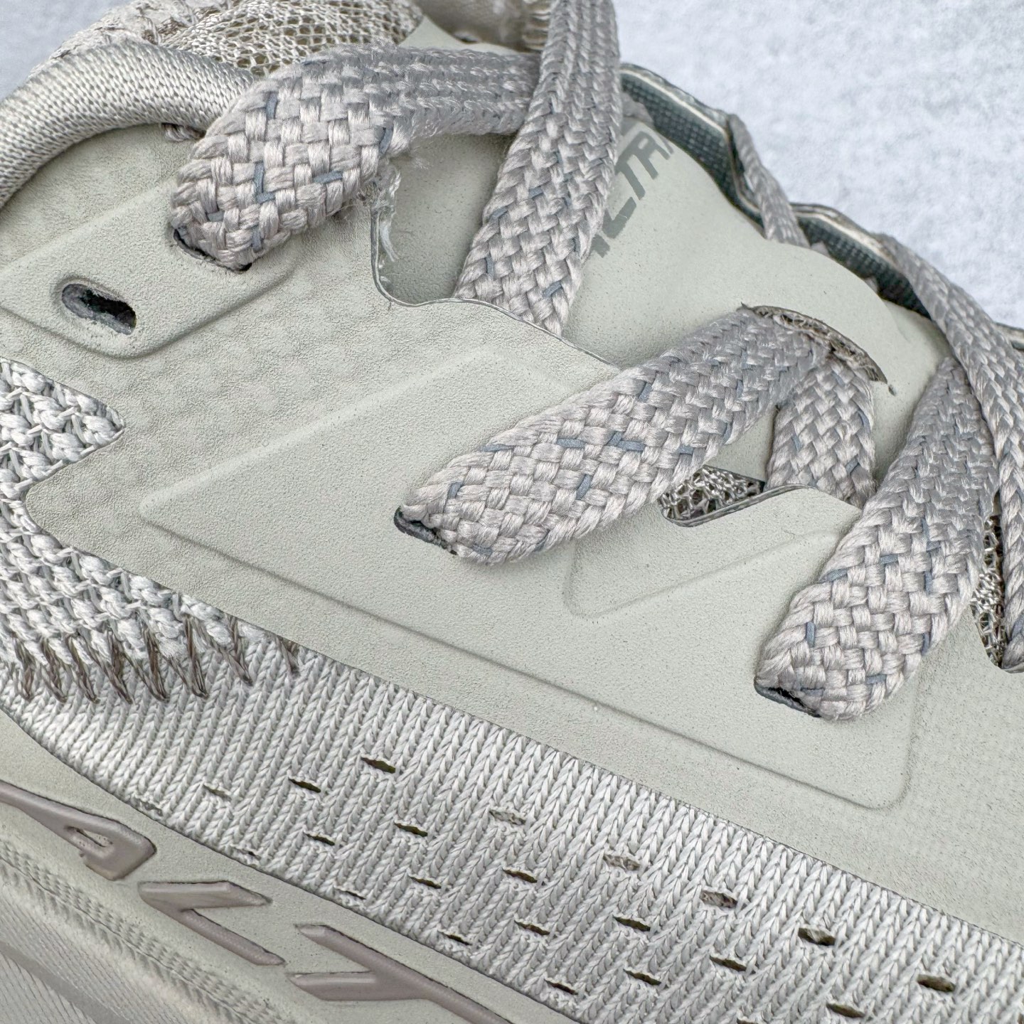 图片[18]-＃纯原 Altra OLYMPUS 6 奥创奥林匹斯六代舒适百搭防滑耐磨低帮户外跑步鞋 2009年，长跑精英运动员Golden Harper在美国犹他州创立了“Altra Footwear”，跑鞋特点是采用舒适的FootShape™M（很适鞋楦）设计和独特的BalancedCushioning™（平衡缓冲）技术，帮助遭受伤病困扰的跑者回归跑步，从而迅速积累起良好的口碑。2011年品牌迅速发展，屡获大奖。2015年开始不仅占据全美跑鞋前十，足迹更是遍布全球。2016年Altra正式进入中国市场，凭借独特的品牌风格以及出色的性能表现，三年来获得越来越多普通跑者的喜爱。销售业绩增长迅速，成为中国越野跑市场占有量前三的跑鞋品牌。实拍调校N版已经零色差零失真 百分百还原实物色彩所见即所得 不存在货不对板色差等低级问题 选购参考实物拍摄 不混卖不参货 只用心做好货严格选品 承诺混一赔十 尺码：39 40 40.5 41 42 42.5 43 44 44.5 45-选品中心