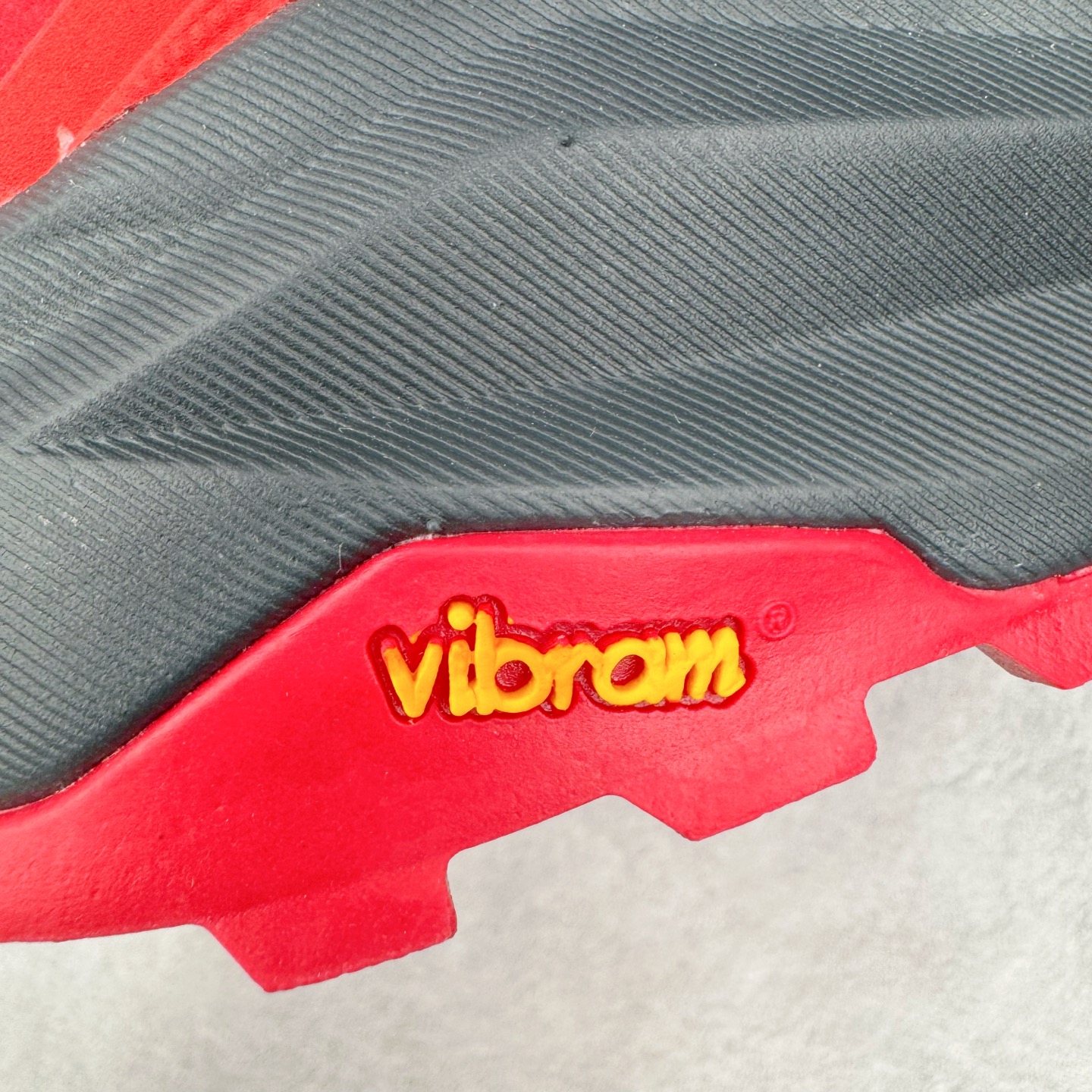 图片[20]-＃纯原 Altra OLYMPUS 6 奥创奥林匹斯六代舒适百搭防滑耐磨低帮户外跑步鞋 2009年，长跑精英运动员Golden Harper在美国犹他州创立了“Altra Footwear”，跑鞋特点是采用舒适的FootShape™M（很适鞋楦）设计和独特的BalancedCushioning™（平衡缓冲）技术，帮助遭受伤病困扰的跑者回归跑步，从而迅速积累起良好的口碑。2011年品牌迅速发展，屡获大奖。2015年开始不仅占据全美跑鞋前十，足迹更是遍布全球。2016年Altra正式进入中国市场，凭借独特的品牌风格以及出色的性能表现，三年来获得越来越多普通跑者的喜爱。销售业绩增长迅速，成为中国越野跑市场占有量前三的跑鞋品牌。实拍调校N版已经零色差零失真 百分百还原实物色彩所见即所得 不存在货不对板色差等低级问题 选购参考实物拍摄 不混卖不参货 只用心做好货严格选品 承诺混一赔十 尺码：39 40 40.5 41 42 42.5 43 44 44.5 45-选品中心