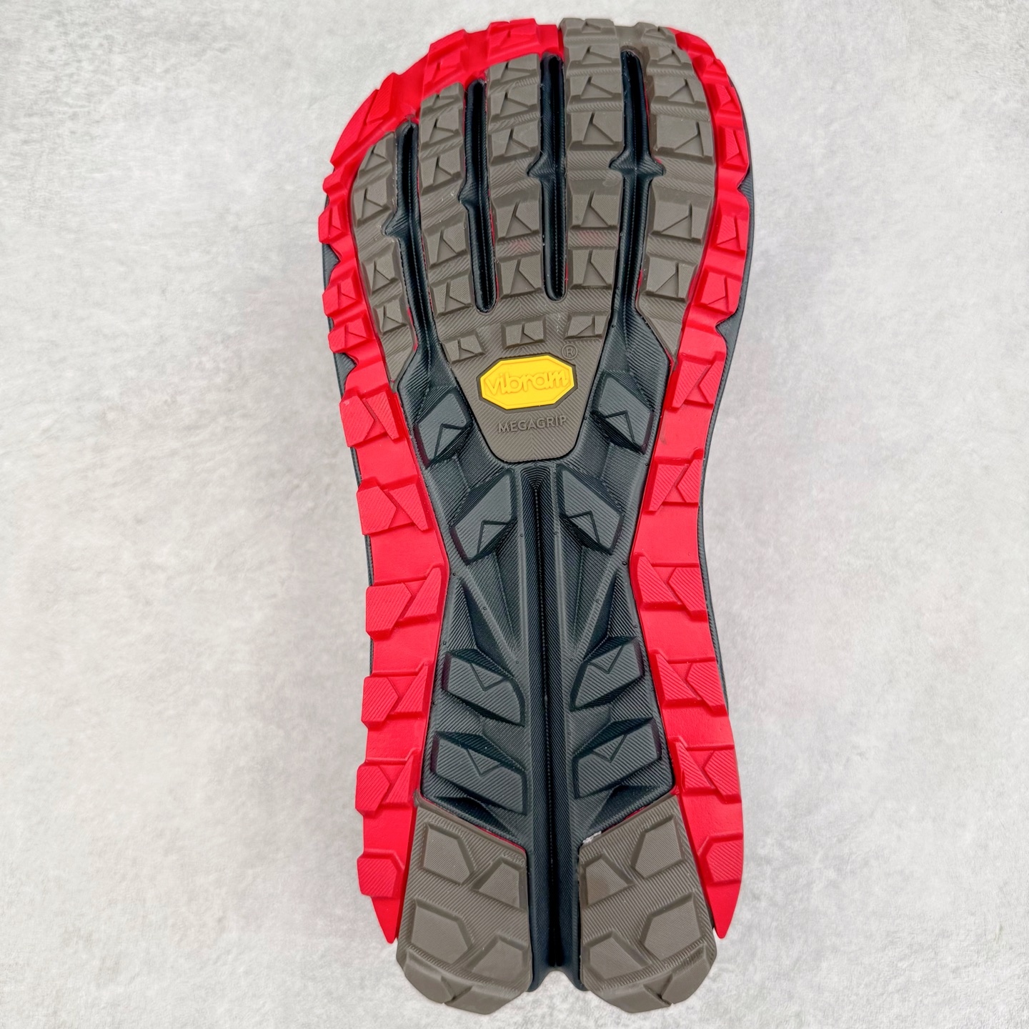 图片[9]-＃纯原 Altra OLYMPUS 6 奥创奥林匹斯六代舒适百搭防滑耐磨低帮户外跑步鞋 2009年，长跑精英运动员Golden Harper在美国犹他州创立了“Altra Footwear”，跑鞋特点是采用舒适的FootShape™M（很适鞋楦）设计和独特的BalancedCushioning™（平衡缓冲）技术，帮助遭受伤病困扰的跑者回归跑步，从而迅速积累起良好的口碑。2011年品牌迅速发展，屡获大奖。2015年开始不仅占据全美跑鞋前十，足迹更是遍布全球。2016年Altra正式进入中国市场，凭借独特的品牌风格以及出色的性能表现，三年来获得越来越多普通跑者的喜爱。销售业绩增长迅速，成为中国越野跑市场占有量前三的跑鞋品牌。实拍调校N版已经零色差零失真 百分百还原实物色彩所见即所得 不存在货不对板色差等低级问题 选购参考实物拍摄 不混卖不参货 只用心做好货严格选品 承诺混一赔十 尺码：39 40 40.5 41 42 42.5 43 44 44.5 45-选品中心