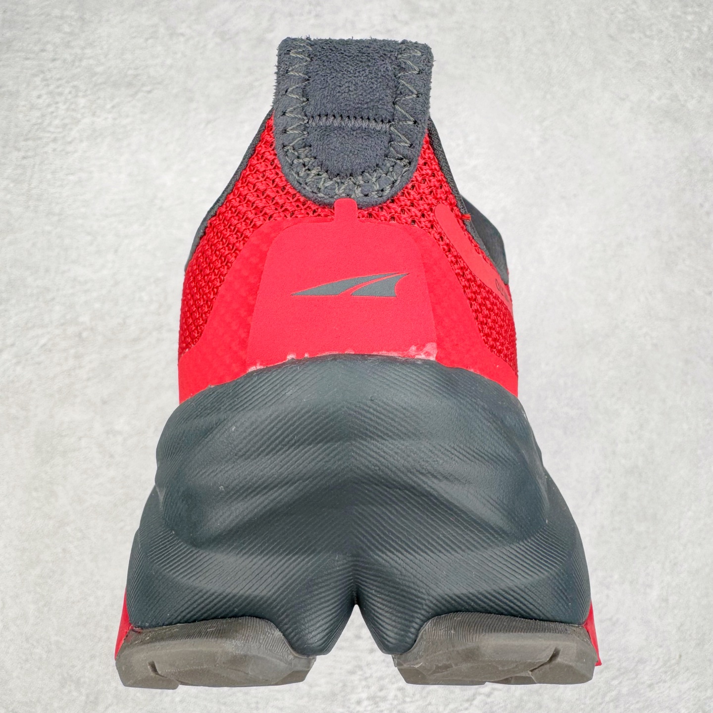 图片[8]-＃纯原 Altra OLYMPUS 6 奥创奥林匹斯六代舒适百搭防滑耐磨低帮户外跑步鞋 2009年，长跑精英运动员Golden Harper在美国犹他州创立了“Altra Footwear”，跑鞋特点是采用舒适的FootShape™M（很适鞋楦）设计和独特的BalancedCushioning™（平衡缓冲）技术，帮助遭受伤病困扰的跑者回归跑步，从而迅速积累起良好的口碑。2011年品牌迅速发展，屡获大奖。2015年开始不仅占据全美跑鞋前十，足迹更是遍布全球。2016年Altra正式进入中国市场，凭借独特的品牌风格以及出色的性能表现，三年来获得越来越多普通跑者的喜爱。销售业绩增长迅速，成为中国越野跑市场占有量前三的跑鞋品牌。实拍调校N版已经零色差零失真 百分百还原实物色彩所见即所得 不存在货不对板色差等低级问题 选购参考实物拍摄 不混卖不参货 只用心做好货严格选品 承诺混一赔十 尺码：39 40 40.5 41 42 42.5 43 44 44.5 45-选品中心