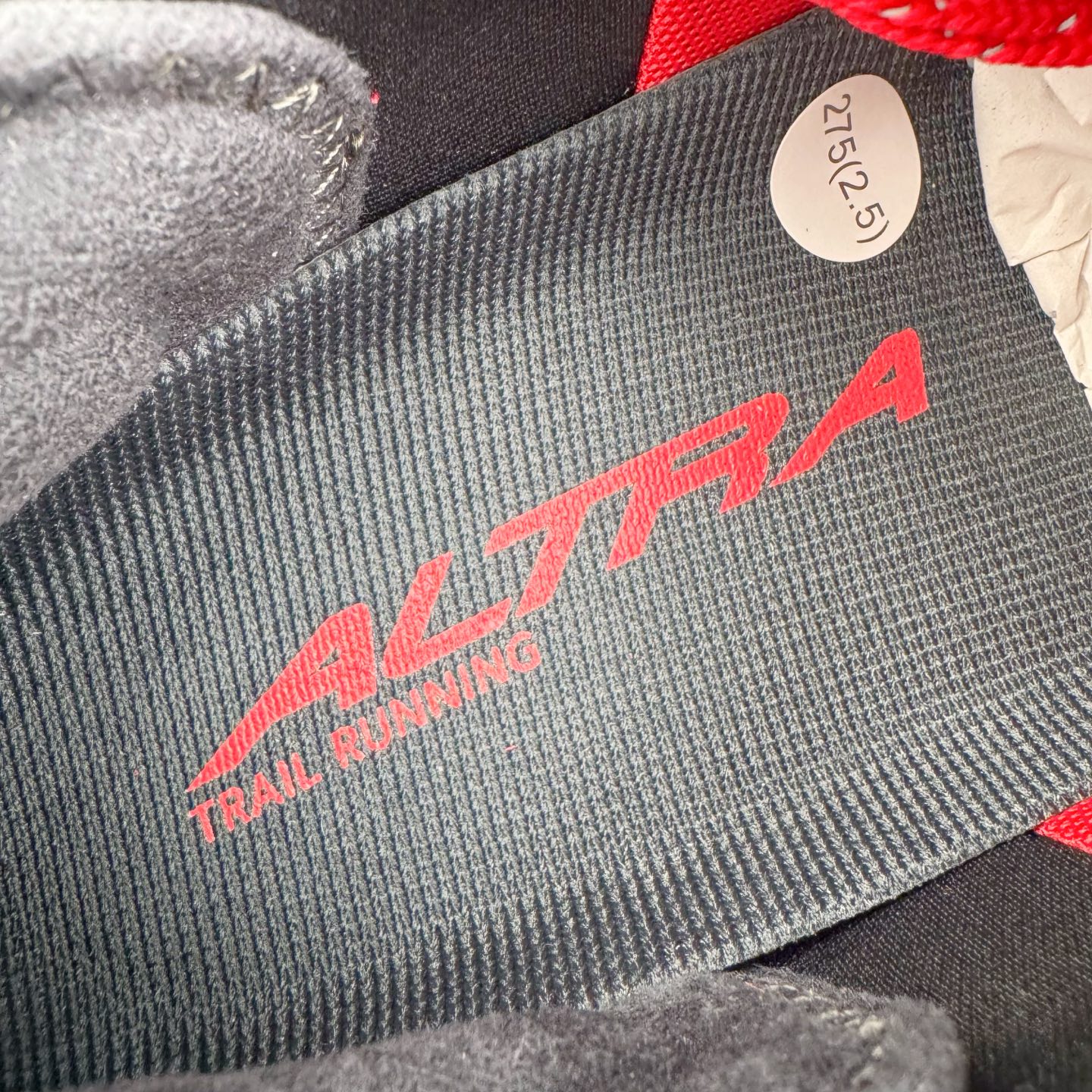 图片[11]-＃纯原 Altra OLYMPUS 6 奥创奥林匹斯六代舒适百搭防滑耐磨低帮户外跑步鞋 2009年，长跑精英运动员Golden Harper在美国犹他州创立了“Altra Footwear”，跑鞋特点是采用舒适的FootShape™M（很适鞋楦）设计和独特的BalancedCushioning™（平衡缓冲）技术，帮助遭受伤病困扰的跑者回归跑步，从而迅速积累起良好的口碑。2011年品牌迅速发展，屡获大奖。2015年开始不仅占据全美跑鞋前十，足迹更是遍布全球。2016年Altra正式进入中国市场，凭借独特的品牌风格以及出色的性能表现，三年来获得越来越多普通跑者的喜爱。销售业绩增长迅速，成为中国越野跑市场占有量前三的跑鞋品牌。实拍调校N版已经零色差零失真 百分百还原实物色彩所见即所得 不存在货不对板色差等低级问题 选购参考实物拍摄 不混卖不参货 只用心做好货严格选品 承诺混一赔十 尺码：39 40 40.5 41 42 42.5 43 44 44.5 45-选品中心