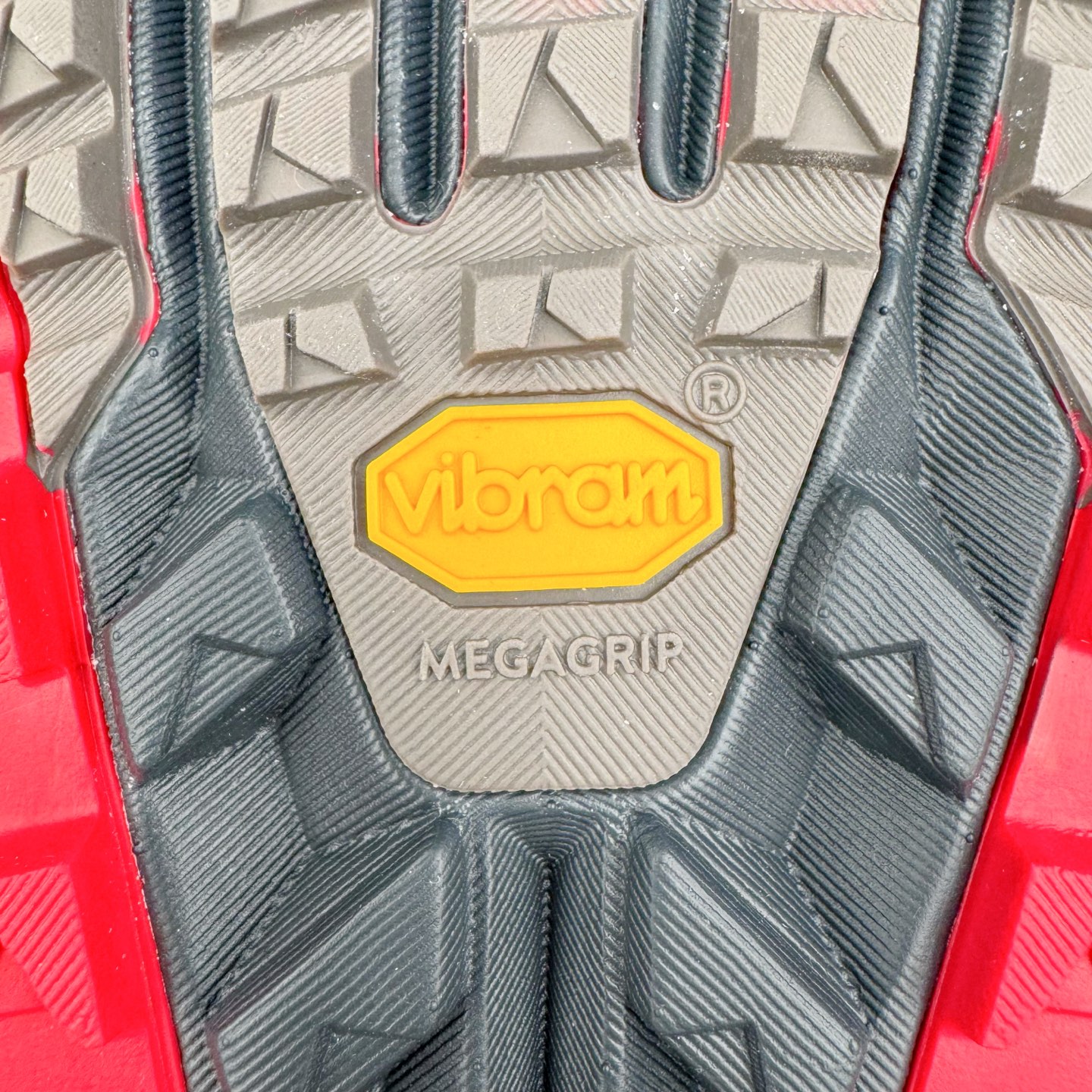 图片[21]-＃纯原 Altra OLYMPUS 6 奥创奥林匹斯六代舒适百搭防滑耐磨低帮户外跑步鞋 2009年，长跑精英运动员Golden Harper在美国犹他州创立了“Altra Footwear”，跑鞋特点是采用舒适的FootShape™M（很适鞋楦）设计和独特的BalancedCushioning™（平衡缓冲）技术，帮助遭受伤病困扰的跑者回归跑步，从而迅速积累起良好的口碑。2011年品牌迅速发展，屡获大奖。2015年开始不仅占据全美跑鞋前十，足迹更是遍布全球。2016年Altra正式进入中国市场，凭借独特的品牌风格以及出色的性能表现，三年来获得越来越多普通跑者的喜爱。销售业绩增长迅速，成为中国越野跑市场占有量前三的跑鞋品牌。实拍调校N版已经零色差零失真 百分百还原实物色彩所见即所得 不存在货不对板色差等低级问题 选购参考实物拍摄 不混卖不参货 只用心做好货严格选品 承诺混一赔十 尺码：39 40 40.5 41 42 42.5 43 44 44.5 45-选品中心