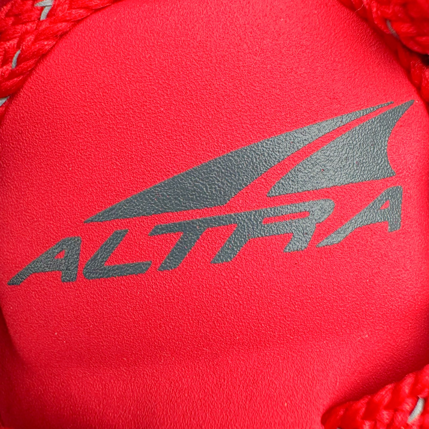 图片[13]-＃纯原 Altra OLYMPUS 6 奥创奥林匹斯六代舒适百搭防滑耐磨低帮户外跑步鞋 2009年，长跑精英运动员Golden Harper在美国犹他州创立了“Altra Footwear”，跑鞋特点是采用舒适的FootShape™M（很适鞋楦）设计和独特的BalancedCushioning™（平衡缓冲）技术，帮助遭受伤病困扰的跑者回归跑步，从而迅速积累起良好的口碑。2011年品牌迅速发展，屡获大奖。2015年开始不仅占据全美跑鞋前十，足迹更是遍布全球。2016年Altra正式进入中国市场，凭借独特的品牌风格以及出色的性能表现，三年来获得越来越多普通跑者的喜爱。销售业绩增长迅速，成为中国越野跑市场占有量前三的跑鞋品牌。实拍调校N版已经零色差零失真 百分百还原实物色彩所见即所得 不存在货不对板色差等低级问题 选购参考实物拍摄 不混卖不参货 只用心做好货严格选品 承诺混一赔十 尺码：39 40 40.5 41 42 42.5 43 44 44.5 45-选品中心