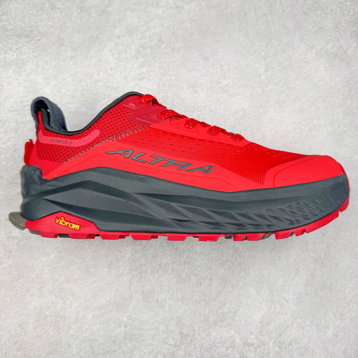 ＃纯原 Altra OLYMPUS 6 奥创奥林匹斯六代舒适百搭防滑耐磨低帮户外跑步鞋 2009年，长跑精英运动员Golden Harper在美国犹他州创立了“Altra Footwear”，跑鞋特点是采用舒适的FootShape™M（很适鞋楦）设计和独特的BalancedCushioning™（平衡缓冲）技术，帮助遭受伤病困扰的跑者回归跑步，从而迅速积累起良好的口碑。2011年品牌迅速发展，屡获大奖。2015年开始不仅占据全美跑鞋前十，足迹更是遍布全球。2016年Altra正式进入中国市场，凭借独特的品牌风格以及出色的性能表现，三年来获得越来越多普通跑者的喜爱。销售业绩增长迅速，成为中国越野跑市场占有量前三的跑鞋品牌。实拍调校N版已经零色差零失真 百分百还原实物色彩所见即所得 不存在货不对板色差等低级问题 选购参考实物拍摄 不混卖不参货 只用心做好货严格选品 承诺混一赔十 尺码：39 40 40.5 41 42 42.5 43 44 44.5 45-选品中心