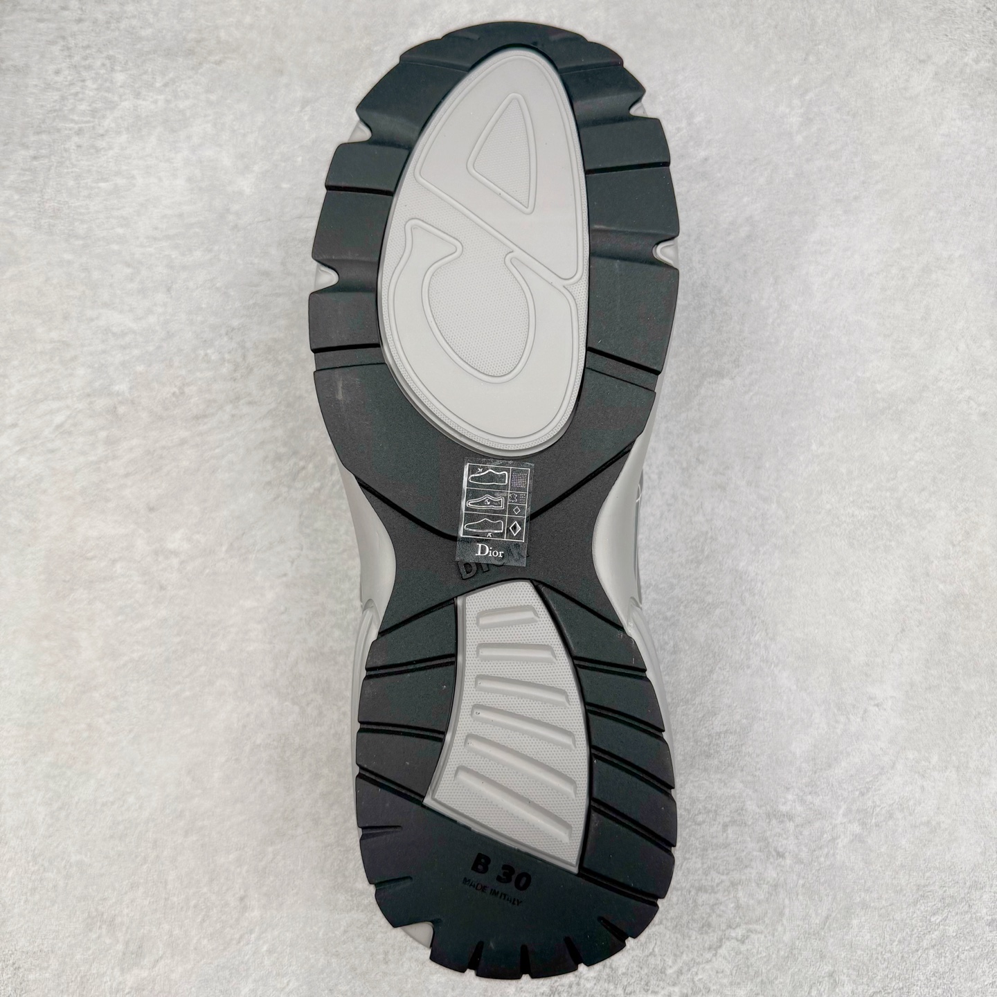 图片[9]-＃ZC总裁 Dior B30 迪奥网眼织物低帮运动休闲鞋 原版开模 海淘专供品质同渠道货源 全套专柜原装配件 该款系列采用黑网色眼织物白和色科技料面精心制 作饰以反光“CD30”图形标志 外格轻盈的刻雕效果橡胶鞋搭底配标志性点的缀提升格调 内弹部力细节塑造想理的舒适穿着体验可与各休式闲造型配搭 彰显尚时现代的运风动范 正常尺码：39 40 41 42 43 44 45-选品中心