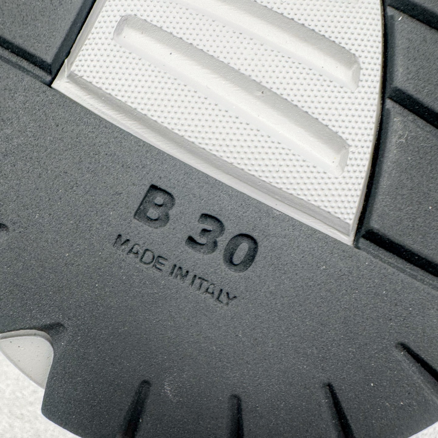 图片[10]-＃ZC总裁 Dior B30 迪奥网眼织物低帮运动休闲鞋 原版开模 海淘专供品质同渠道货源 全套专柜原装配件 该款系列采用黑网色眼织物白和色科技料面精心制 作饰以反光“CD30”图形标志 外格轻盈的刻雕效果橡胶鞋搭底配标志性点的缀提升格调 内弹部力细节塑造想理的舒适穿着体验可与各休式闲造型配搭 彰显尚时现代的运风动范 正常尺码：39 40 41 42 43 44 45-选品中心