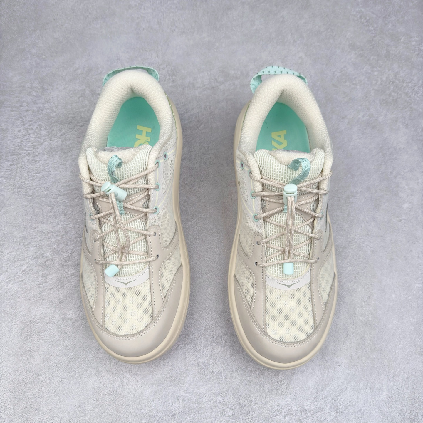 图片[2]-HOKA ONE ONE Bondi B3 LS 运动舒适低帮跑步鞋 男女同款 HOKA ONE ONE是来自美国的跑步鞋知名品牌，创立于2009年，始终致力于为所有跑者提供更新、更好的跑步装备。相比常规跑鞋，HOKA ONE ONE特别研发使用性能独特的几何形跑鞋中底，此种鞋底更厚、更高、回弹性也更好，除了卓越的缓冲性能，它还能为各种阶段的跑者带来更具动感、更加稳定的跑步体验。HOKAONE ONE从设计之初就清楚意识到，要保证跑者步幅的均匀一致，双脚自然而然的运动至关重要。实拍调校N版已经零色差零失真 百分百还原实物色彩所见即所得 不存在货不对板色差等低级问题 选购参考实物拍摄 不混卖不参货 只用心做好货严格选品 承诺混一赔十 尺码：36 36.5 37.5 38 38.5 39 40 40.5 41 42 42.5 43 44 44.5 45-选品中心