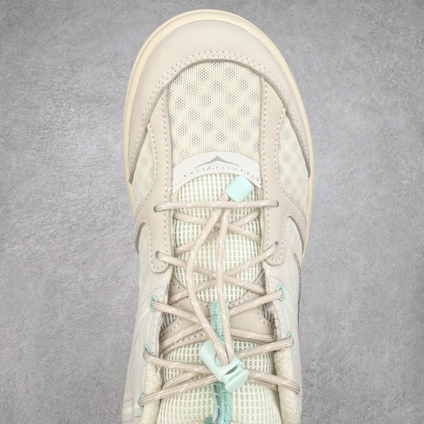 图片[4]-HOKA ONE ONE Bondi B3 LS 运动舒适低帮跑步鞋 男女同款 HOKA ONE ONE是来自美国的跑步鞋知名品牌，创立于2009年，始终致力于为所有跑者提供更新、更好的跑步装备。相比常规跑鞋，HOKA ONE ONE特别研发使用性能独特的几何形跑鞋中底，此种鞋底更厚、更高、回弹性也更好，除了卓越的缓冲性能，它还能为各种阶段的跑者带来更具动感、更加稳定的跑步体验。HOKAONE ONE从设计之初就清楚意识到，要保证跑者步幅的均匀一致，双脚自然而然的运动至关重要。实拍调校N版已经零色差零失真 百分百还原实物色彩所见即所得 不存在货不对板色差等低级问题 选购参考实物拍摄 不混卖不参货 只用心做好货严格选品 承诺混一赔十 尺码：36 36.5 37.5 38 38.5 39 40 40.5 41 42 42.5 43 44 44.5 45-选品中心