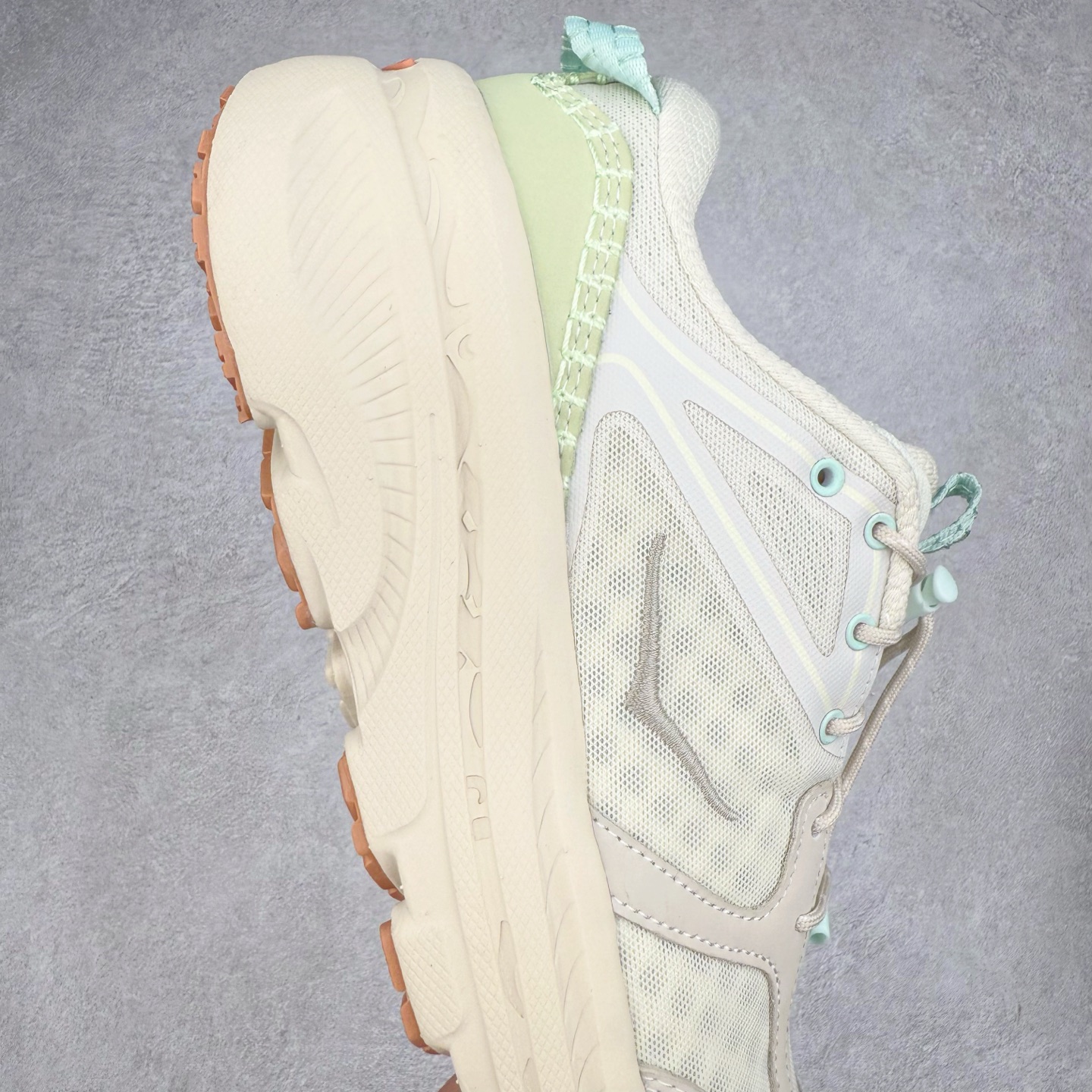 图片[6]-HOKA ONE ONE Bondi B3 LS 运动舒适低帮跑步鞋 男女同款 HOKA ONE ONE是来自美国的跑步鞋知名品牌，创立于2009年，始终致力于为所有跑者提供更新、更好的跑步装备。相比常规跑鞋，HOKA ONE ONE特别研发使用性能独特的几何形跑鞋中底，此种鞋底更厚、更高、回弹性也更好，除了卓越的缓冲性能，它还能为各种阶段的跑者带来更具动感、更加稳定的跑步体验。HOKAONE ONE从设计之初就清楚意识到，要保证跑者步幅的均匀一致，双脚自然而然的运动至关重要。实拍调校N版已经零色差零失真 百分百还原实物色彩所见即所得 不存在货不对板色差等低级问题 选购参考实物拍摄 不混卖不参货 只用心做好货严格选品 承诺混一赔十 尺码：36 36.5 37.5 38 38.5 39 40 40.5 41 42 42.5 43 44 44.5 45-选品中心