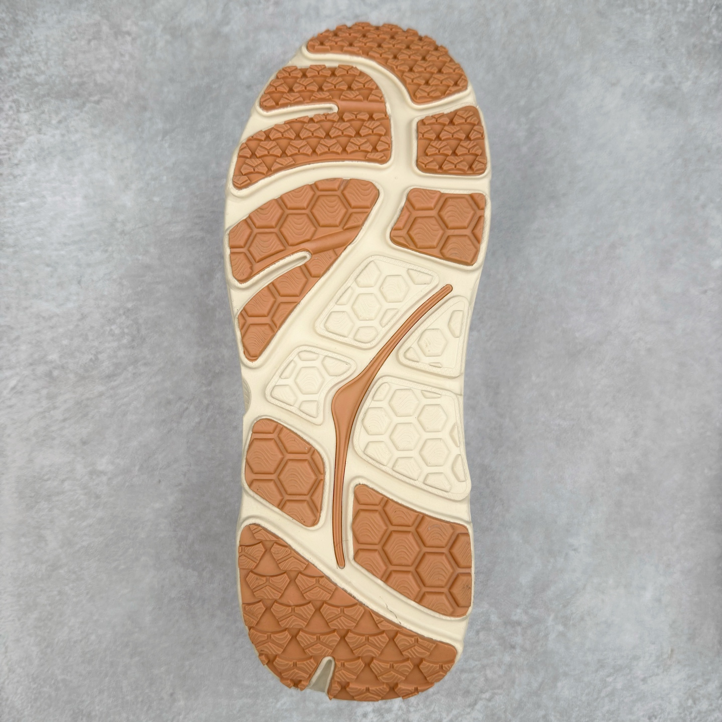 图片[9]-HOKA ONE ONE Bondi B3 LS 运动舒适低帮跑步鞋 男女同款 HOKA ONE ONE是来自美国的跑步鞋知名品牌，创立于2009年，始终致力于为所有跑者提供更新、更好的跑步装备。相比常规跑鞋，HOKA ONE ONE特别研发使用性能独特的几何形跑鞋中底，此种鞋底更厚、更高、回弹性也更好，除了卓越的缓冲性能，它还能为各种阶段的跑者带来更具动感、更加稳定的跑步体验。HOKAONE ONE从设计之初就清楚意识到，要保证跑者步幅的均匀一致，双脚自然而然的运动至关重要。实拍调校N版已经零色差零失真 百分百还原实物色彩所见即所得 不存在货不对板色差等低级问题 选购参考实物拍摄 不混卖不参货 只用心做好货严格选品 承诺混一赔十 尺码：36 36.5 37.5 38 38.5 39 40 40.5 41 42 42.5 43 44 44.5 45-选品中心