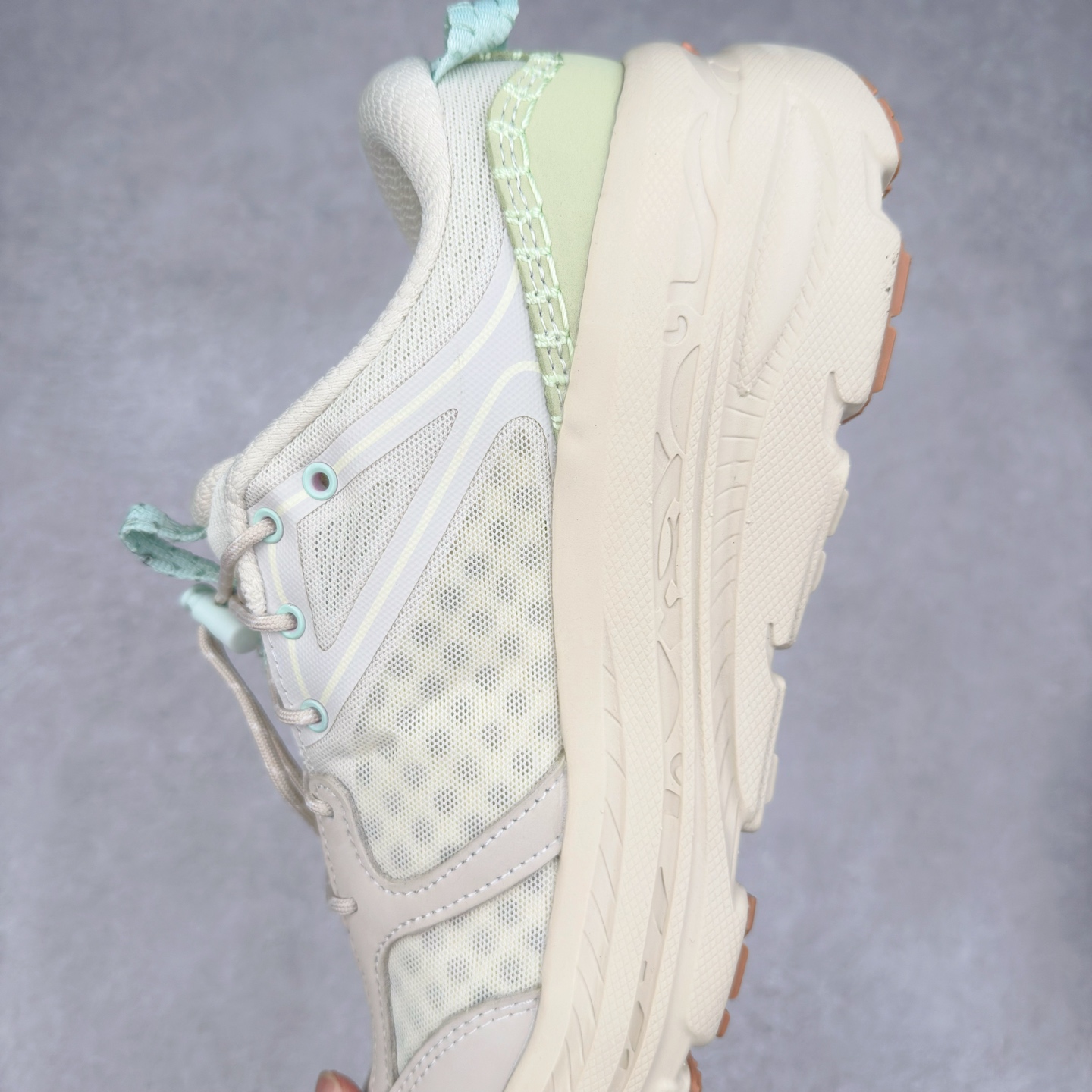 图片[7]-HOKA ONE ONE Bondi B3 LS 运动舒适低帮跑步鞋 男女同款 HOKA ONE ONE是来自美国的跑步鞋知名品牌，创立于2009年，始终致力于为所有跑者提供更新、更好的跑步装备。相比常规跑鞋，HOKA ONE ONE特别研发使用性能独特的几何形跑鞋中底，此种鞋底更厚、更高、回弹性也更好，除了卓越的缓冲性能，它还能为各种阶段的跑者带来更具动感、更加稳定的跑步体验。HOKAONE ONE从设计之初就清楚意识到，要保证跑者步幅的均匀一致，双脚自然而然的运动至关重要。实拍调校N版已经零色差零失真 百分百还原实物色彩所见即所得 不存在货不对板色差等低级问题 选购参考实物拍摄 不混卖不参货 只用心做好货严格选品 承诺混一赔十 尺码：36 36.5 37.5 38 38.5 39 40 40.5 41 42 42.5 43 44 44.5 45-选品中心