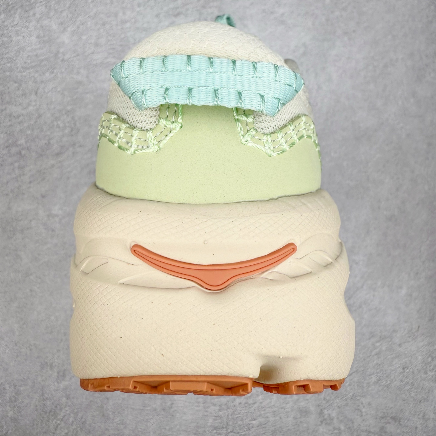 图片[8]-HOKA ONE ONE Bondi B3 LS 运动舒适低帮跑步鞋 男女同款 HOKA ONE ONE是来自美国的跑步鞋知名品牌，创立于2009年，始终致力于为所有跑者提供更新、更好的跑步装备。相比常规跑鞋，HOKA ONE ONE特别研发使用性能独特的几何形跑鞋中底，此种鞋底更厚、更高、回弹性也更好，除了卓越的缓冲性能，它还能为各种阶段的跑者带来更具动感、更加稳定的跑步体验。HOKAONE ONE从设计之初就清楚意识到，要保证跑者步幅的均匀一致，双脚自然而然的运动至关重要。实拍调校N版已经零色差零失真 百分百还原实物色彩所见即所得 不存在货不对板色差等低级问题 选购参考实物拍摄 不混卖不参货 只用心做好货严格选品 承诺混一赔十 尺码：36 36.5 37.5 38 38.5 39 40 40.5 41 42 42.5 43 44 44.5 45-选品中心