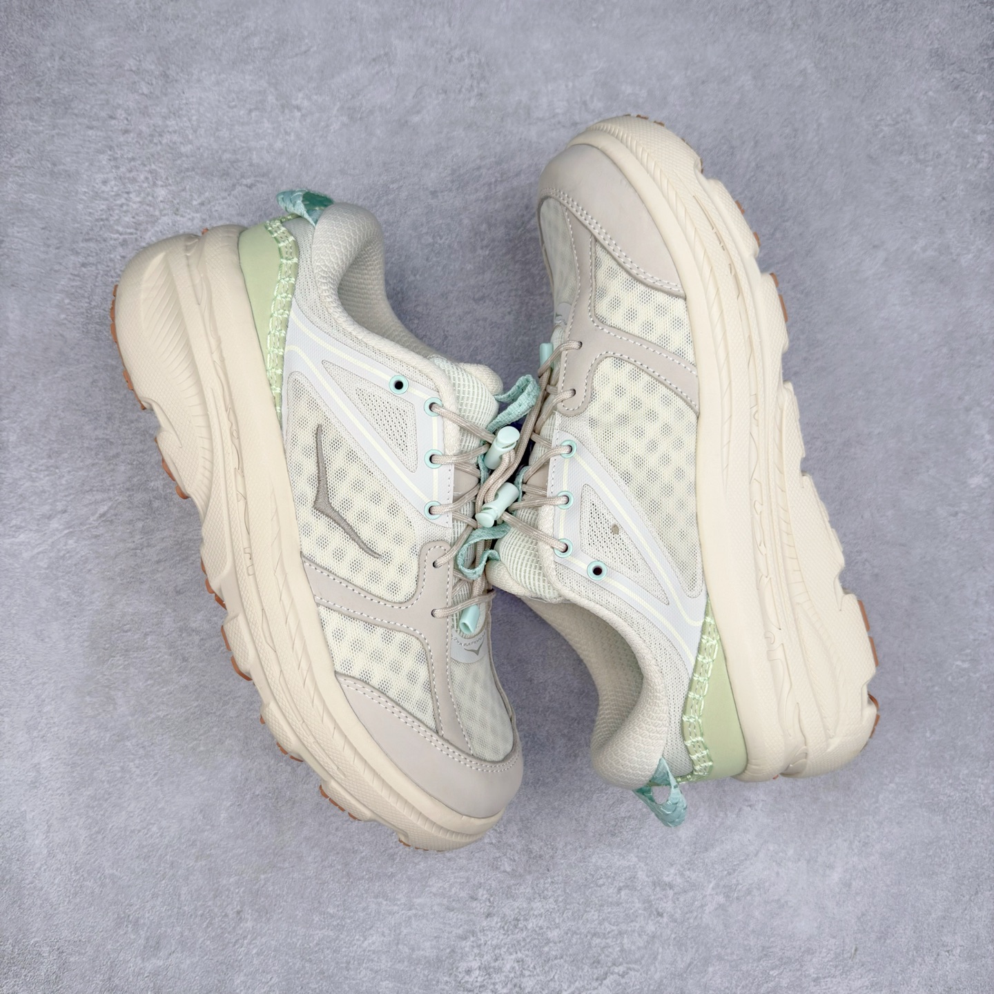 图片[3]-HOKA ONE ONE Bondi B3 LS 运动舒适低帮跑步鞋 男女同款 HOKA ONE ONE是来自美国的跑步鞋知名品牌，创立于2009年，始终致力于为所有跑者提供更新、更好的跑步装备。相比常规跑鞋，HOKA ONE ONE特别研发使用性能独特的几何形跑鞋中底，此种鞋底更厚、更高、回弹性也更好，除了卓越的缓冲性能，它还能为各种阶段的跑者带来更具动感、更加稳定的跑步体验。HOKAONE ONE从设计之初就清楚意识到，要保证跑者步幅的均匀一致，双脚自然而然的运动至关重要。实拍调校N版已经零色差零失真 百分百还原实物色彩所见即所得 不存在货不对板色差等低级问题 选购参考实物拍摄 不混卖不参货 只用心做好货严格选品 承诺混一赔十 尺码：36 36.5 37.5 38 38.5 39 40 40.5 41 42 42.5 43 44 44.5 45-选品中心