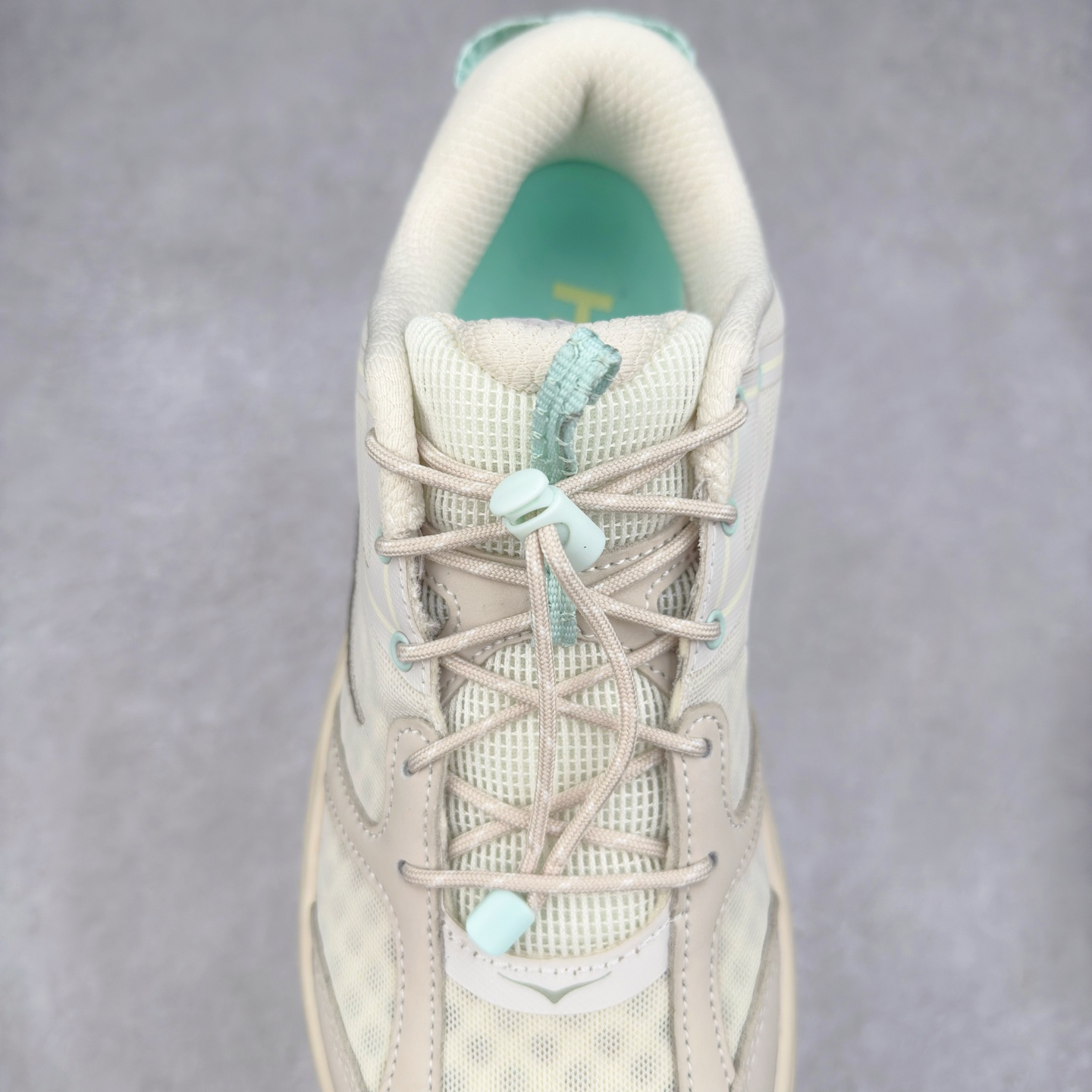 图片[5]-HOKA ONE ONE Bondi B3 LS 运动舒适低帮跑步鞋 男女同款 HOKA ONE ONE是来自美国的跑步鞋知名品牌，创立于2009年，始终致力于为所有跑者提供更新、更好的跑步装备。相比常规跑鞋，HOKA ONE ONE特别研发使用性能独特的几何形跑鞋中底，此种鞋底更厚、更高、回弹性也更好，除了卓越的缓冲性能，它还能为各种阶段的跑者带来更具动感、更加稳定的跑步体验。HOKAONE ONE从设计之初就清楚意识到，要保证跑者步幅的均匀一致，双脚自然而然的运动至关重要。实拍调校N版已经零色差零失真 百分百还原实物色彩所见即所得 不存在货不对板色差等低级问题 选购参考实物拍摄 不混卖不参货 只用心做好货严格选品 承诺混一赔十 尺码：36 36.5 37.5 38 38.5 39 40 40.5 41 42 42.5 43 44 44.5 45-选品中心