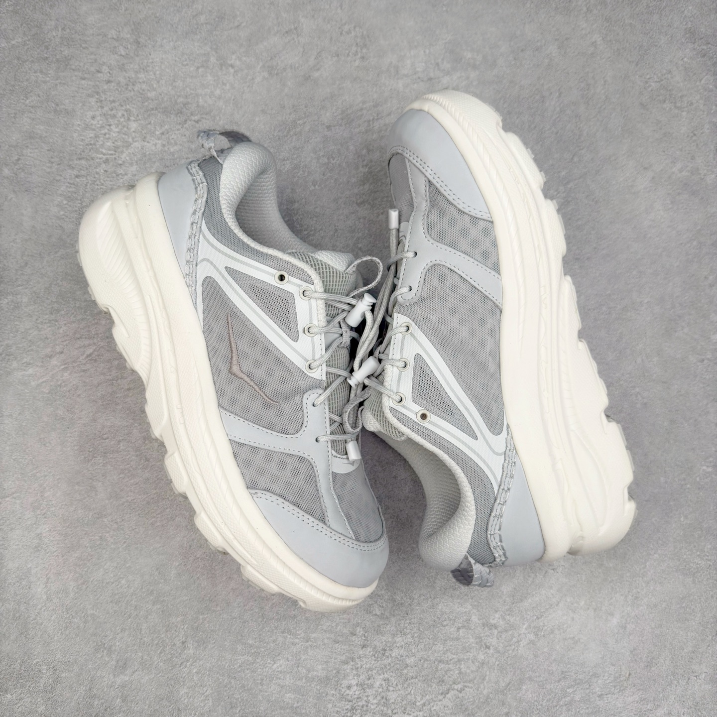 图片[3]-HOKA ONE ONE Bondi B3 LS 运动舒适低帮跑步鞋 男女同款 HOKA ONE ONE是来自美国的跑步鞋知名品牌，创立于2009年，始终致力于为所有跑者提供更新、更好的跑步装备。相比常规跑鞋，HOKA ONE ONE特别研发使用性能独特的几何形跑鞋中底，此种鞋底更厚、更高、回弹性也更好，除了卓越的缓冲性能，它还能为各种阶段的跑者带来更具动感、更加稳定的跑步体验。HOKAONE ONE从设计之初就清楚意识到，要保证跑者步幅的均匀一致，双脚自然而然的运动至关重要。实拍调校N版已经零色差零失真 百分百还原实物色彩所见即所得 不存在货不对板色差等低级问题 选购参考实物拍摄 不混卖不参货 只用心做好货严格选品 承诺混一赔十 尺码：36 36.5 37.5 38 38.5 39 40 40.5 41 42 42.5 43 44 44.5 45-选品中心