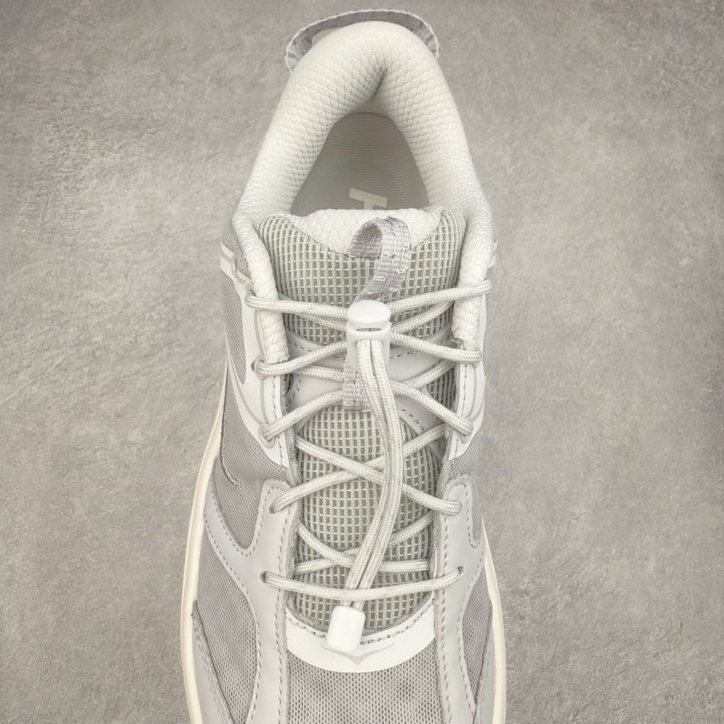 图片[5]-HOKA ONE ONE Bondi B3 LS 运动舒适低帮跑步鞋 男女同款 HOKA ONE ONE是来自美国的跑步鞋知名品牌，创立于2009年，始终致力于为所有跑者提供更新、更好的跑步装备。相比常规跑鞋，HOKA ONE ONE特别研发使用性能独特的几何形跑鞋中底，此种鞋底更厚、更高、回弹性也更好，除了卓越的缓冲性能，它还能为各种阶段的跑者带来更具动感、更加稳定的跑步体验。HOKAONE ONE从设计之初就清楚意识到，要保证跑者步幅的均匀一致，双脚自然而然的运动至关重要。实拍调校N版已经零色差零失真 百分百还原实物色彩所见即所得 不存在货不对板色差等低级问题 选购参考实物拍摄 不混卖不参货 只用心做好货严格选品 承诺混一赔十 尺码：36 36.5 37.5 38 38.5 39 40 40.5 41 42 42.5 43 44 44.5 45-选品中心