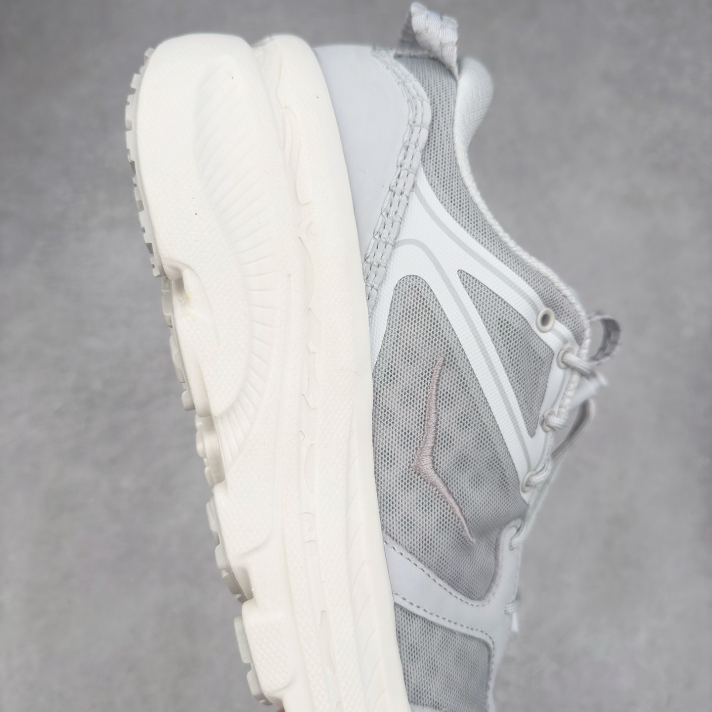 图片[6]-HOKA ONE ONE Bondi B3 LS 运动舒适低帮跑步鞋 男女同款 HOKA ONE ONE是来自美国的跑步鞋知名品牌，创立于2009年，始终致力于为所有跑者提供更新、更好的跑步装备。相比常规跑鞋，HOKA ONE ONE特别研发使用性能独特的几何形跑鞋中底，此种鞋底更厚、更高、回弹性也更好，除了卓越的缓冲性能，它还能为各种阶段的跑者带来更具动感、更加稳定的跑步体验。HOKAONE ONE从设计之初就清楚意识到，要保证跑者步幅的均匀一致，双脚自然而然的运动至关重要。实拍调校N版已经零色差零失真 百分百还原实物色彩所见即所得 不存在货不对板色差等低级问题 选购参考实物拍摄 不混卖不参货 只用心做好货严格选品 承诺混一赔十 尺码：36 36.5 37.5 38 38.5 39 40 40.5 41 42 42.5 43 44 44.5 45-选品中心