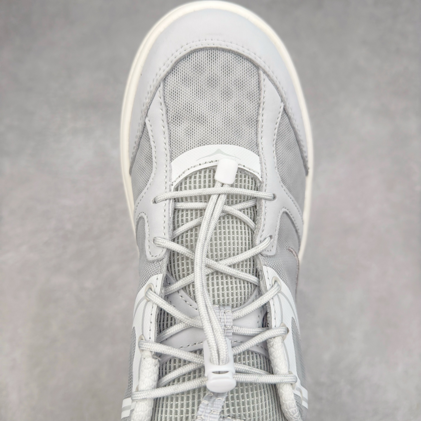 图片[4]-HOKA ONE ONE Bondi B3 LS 运动舒适低帮跑步鞋 男女同款 HOKA ONE ONE是来自美国的跑步鞋知名品牌，创立于2009年，始终致力于为所有跑者提供更新、更好的跑步装备。相比常规跑鞋，HOKA ONE ONE特别研发使用性能独特的几何形跑鞋中底，此种鞋底更厚、更高、回弹性也更好，除了卓越的缓冲性能，它还能为各种阶段的跑者带来更具动感、更加稳定的跑步体验。HOKAONE ONE从设计之初就清楚意识到，要保证跑者步幅的均匀一致，双脚自然而然的运动至关重要。实拍调校N版已经零色差零失真 百分百还原实物色彩所见即所得 不存在货不对板色差等低级问题 选购参考实物拍摄 不混卖不参货 只用心做好货严格选品 承诺混一赔十 尺码：36 36.5 37.5 38 38.5 39 40 40.5 41 42 42.5 43 44 44.5 45-选品中心