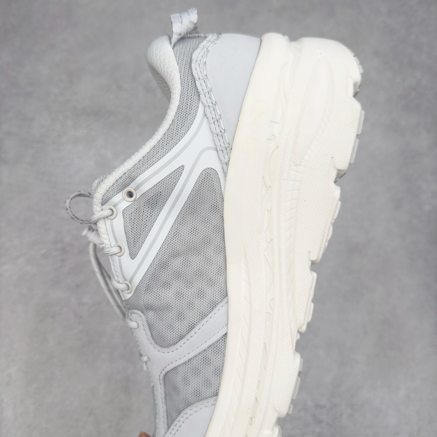 图片[7]-HOKA ONE ONE Bondi B3 LS 运动舒适低帮跑步鞋 男女同款 HOKA ONE ONE是来自美国的跑步鞋知名品牌，创立于2009年，始终致力于为所有跑者提供更新、更好的跑步装备。相比常规跑鞋，HOKA ONE ONE特别研发使用性能独特的几何形跑鞋中底，此种鞋底更厚、更高、回弹性也更好，除了卓越的缓冲性能，它还能为各种阶段的跑者带来更具动感、更加稳定的跑步体验。HOKAONE ONE从设计之初就清楚意识到，要保证跑者步幅的均匀一致，双脚自然而然的运动至关重要。实拍调校N版已经零色差零失真 百分百还原实物色彩所见即所得 不存在货不对板色差等低级问题 选购参考实物拍摄 不混卖不参货 只用心做好货严格选品 承诺混一赔十 尺码：36 36.5 37.5 38 38.5 39 40 40.5 41 42 42.5 43 44 44.5 45-选品中心