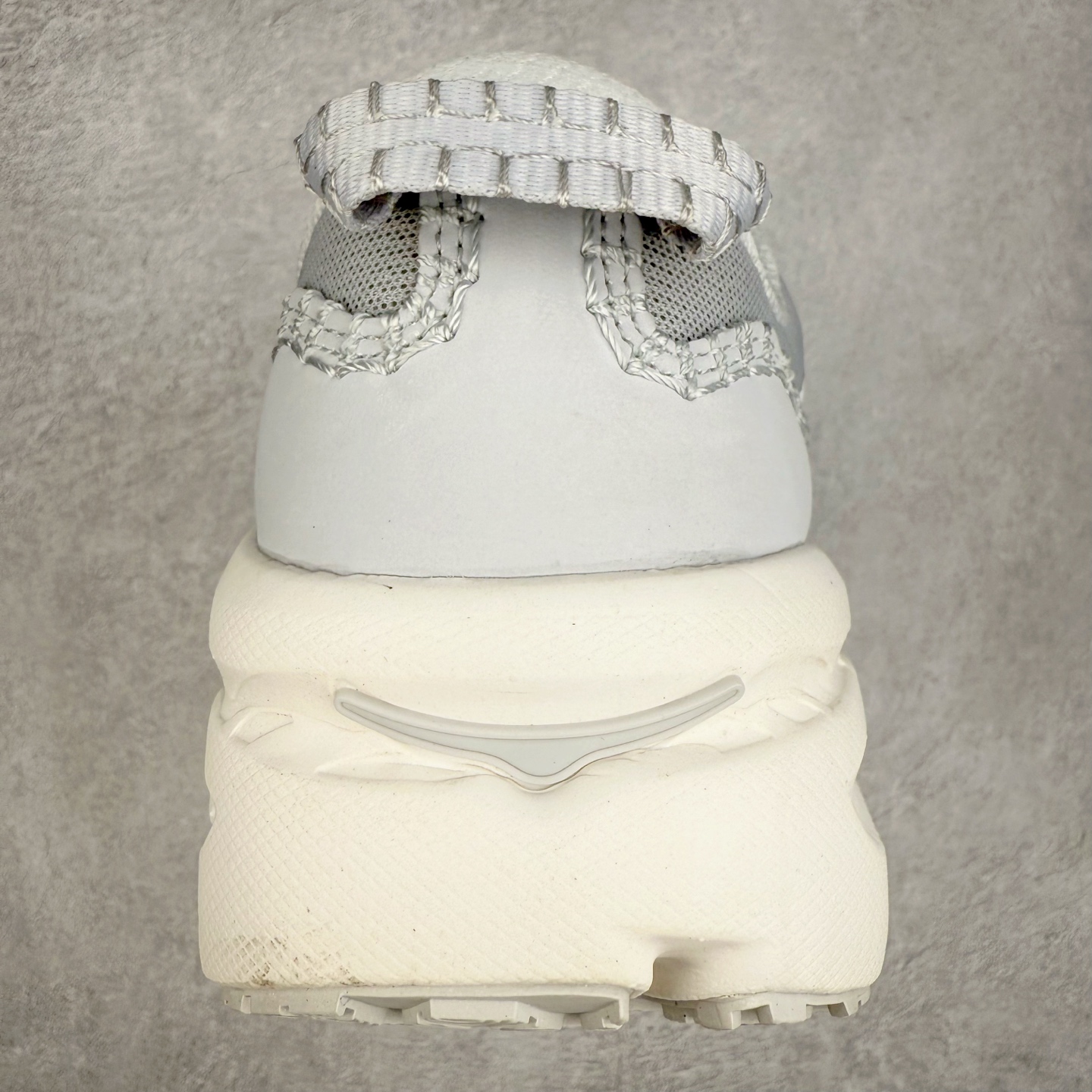 图片[8]-HOKA ONE ONE Bondi B3 LS 运动舒适低帮跑步鞋 男女同款 HOKA ONE ONE是来自美国的跑步鞋知名品牌，创立于2009年，始终致力于为所有跑者提供更新、更好的跑步装备。相比常规跑鞋，HOKA ONE ONE特别研发使用性能独特的几何形跑鞋中底，此种鞋底更厚、更高、回弹性也更好，除了卓越的缓冲性能，它还能为各种阶段的跑者带来更具动感、更加稳定的跑步体验。HOKAONE ONE从设计之初就清楚意识到，要保证跑者步幅的均匀一致，双脚自然而然的运动至关重要。实拍调校N版已经零色差零失真 百分百还原实物色彩所见即所得 不存在货不对板色差等低级问题 选购参考实物拍摄 不混卖不参货 只用心做好货严格选品 承诺混一赔十 尺码：36 36.5 37.5 38 38.5 39 40 40.5 41 42 42.5 43 44 44.5 45-选品中心