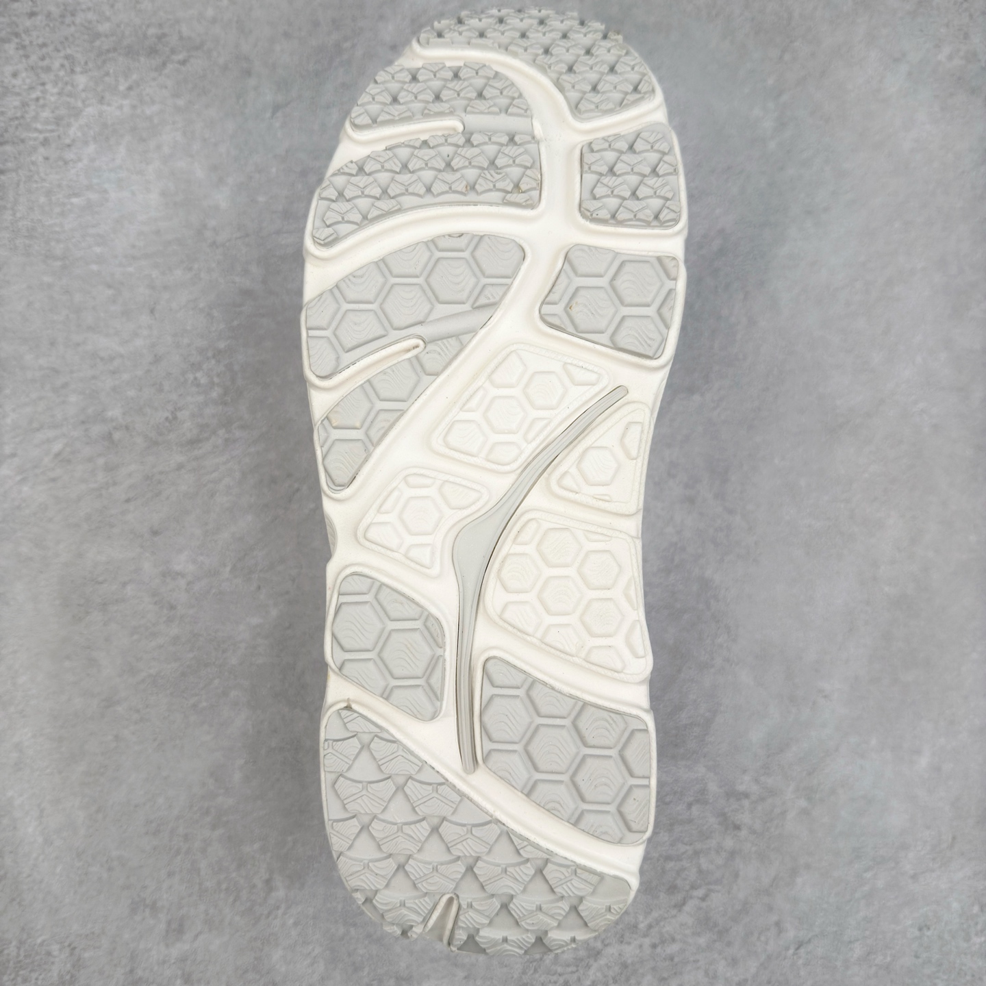 图片[9]-HOKA ONE ONE Bondi B3 LS 运动舒适低帮跑步鞋 男女同款 HOKA ONE ONE是来自美国的跑步鞋知名品牌，创立于2009年，始终致力于为所有跑者提供更新、更好的跑步装备。相比常规跑鞋，HOKA ONE ONE特别研发使用性能独特的几何形跑鞋中底，此种鞋底更厚、更高、回弹性也更好，除了卓越的缓冲性能，它还能为各种阶段的跑者带来更具动感、更加稳定的跑步体验。HOKAONE ONE从设计之初就清楚意识到，要保证跑者步幅的均匀一致，双脚自然而然的运动至关重要。实拍调校N版已经零色差零失真 百分百还原实物色彩所见即所得 不存在货不对板色差等低级问题 选购参考实物拍摄 不混卖不参货 只用心做好货严格选品 承诺混一赔十 尺码：36 36.5 37.5 38 38.5 39 40 40.5 41 42 42.5 43 44 44.5 45-选品中心