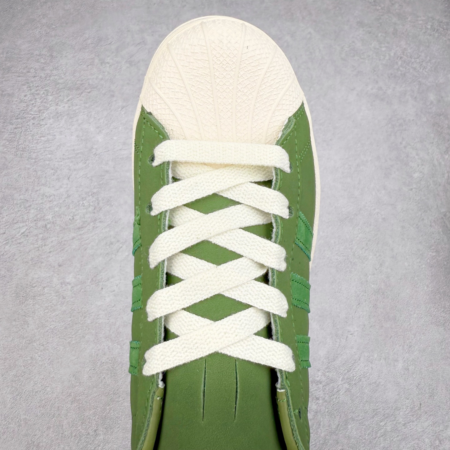 图片[4]-AD Originals Superstar 经典复古贝壳头板鞋 JI0318 诞生于1969年 是第一双将全皮面鞋 身与橡胶鞋头结合在一起的低帮篮球鞋 Superstar最开始 是作为高帮篮球鞋Pro Model的低帮版本而出现的 但因为其独特和醒目的橡胶鞋头造型而让大家熟知 被大家形象地称为\\\”shelltoe\\\”贝壳头 在70年代的美国职业篮球场上 接近3/4的NBA球员都将这双Superstar作为场上用鞋 80年代之后 经过不断的改良和发展 Superstar逐渐成为横跨时装、音乐、街头文化、休闲和运动等各大领域的时尚潮鞋 尺码：36 36.5 37 38 38.5 39 40 40.5 41 42 42.5 43 44 44.5 45-选品中心