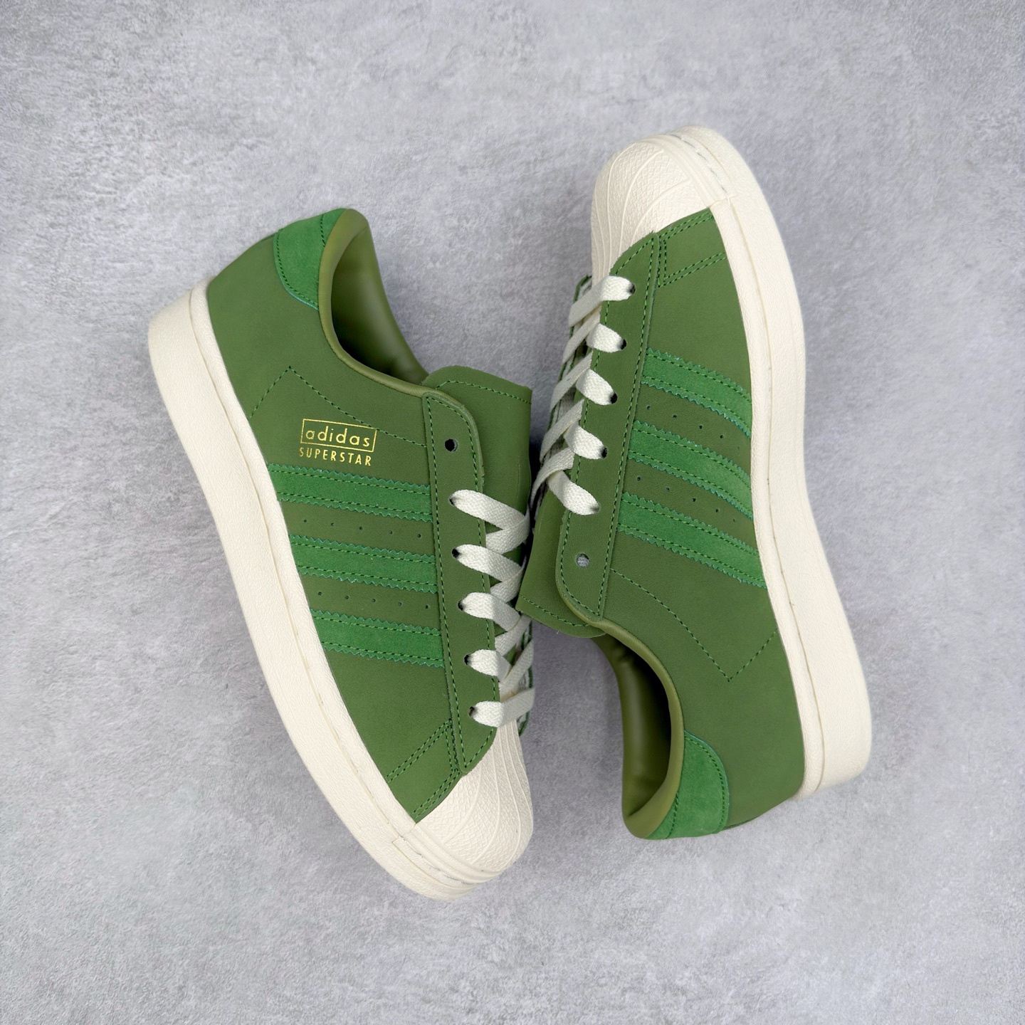 图片[3]-AD Originals Superstar 经典复古贝壳头板鞋 JI0318 诞生于1969年 是第一双将全皮面鞋 身与橡胶鞋头结合在一起的低帮篮球鞋 Superstar最开始 是作为高帮篮球鞋Pro Model的低帮版本而出现的 但因为其独特和醒目的橡胶鞋头造型而让大家熟知 被大家形象地称为\\\”shelltoe\\\”贝壳头 在70年代的美国职业篮球场上 接近3/4的NBA球员都将这双Superstar作为场上用鞋 80年代之后 经过不断的改良和发展 Superstar逐渐成为横跨时装、音乐、街头文化、休闲和运动等各大领域的时尚潮鞋 尺码：36 36.5 37 38 38.5 39 40 40.5 41 42 42.5 43 44 44.5 45-选品中心