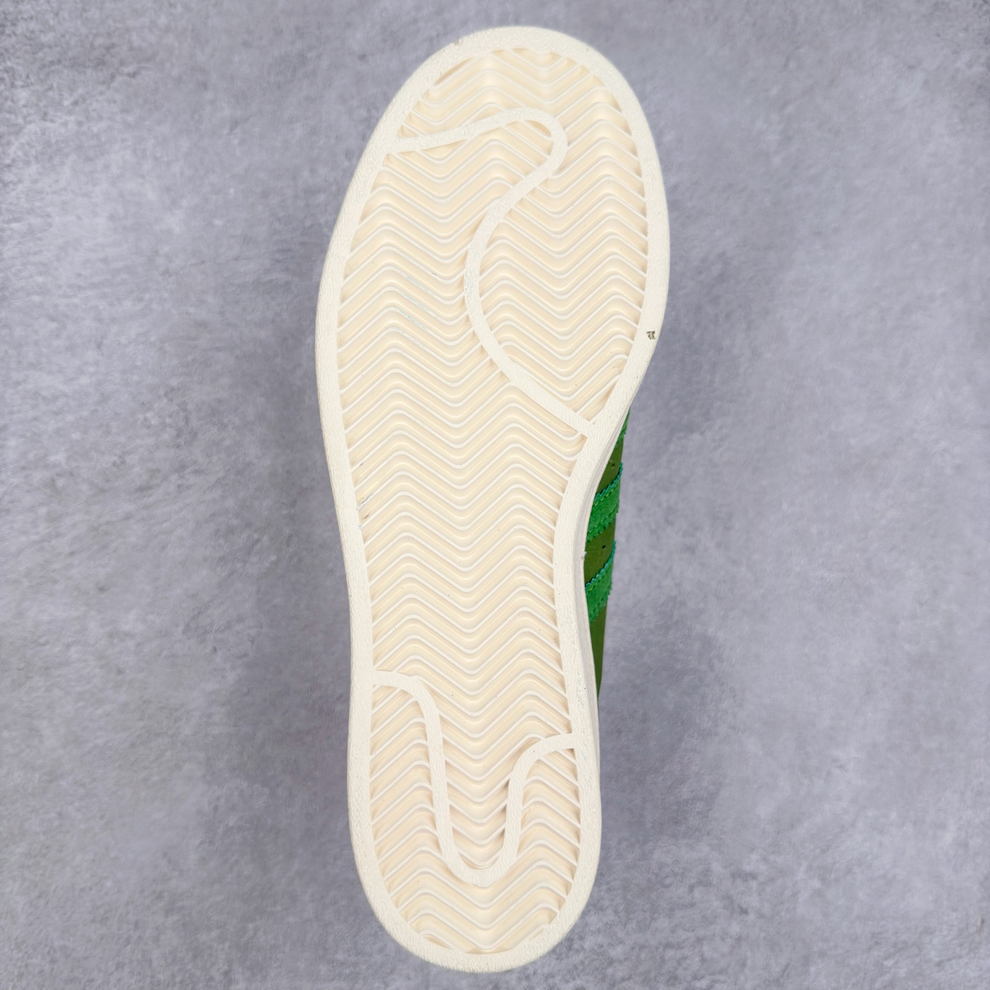 图片[9]-AD Originals Superstar 经典复古贝壳头板鞋 JI0318 诞生于1969年 是第一双将全皮面鞋 身与橡胶鞋头结合在一起的低帮篮球鞋 Superstar最开始 是作为高帮篮球鞋Pro Model的低帮版本而出现的 但因为其独特和醒目的橡胶鞋头造型而让大家熟知 被大家形象地称为\\\”shelltoe\\\”贝壳头 在70年代的美国职业篮球场上 接近3/4的NBA球员都将这双Superstar作为场上用鞋 80年代之后 经过不断的改良和发展 Superstar逐渐成为横跨时装、音乐、街头文化、休闲和运动等各大领域的时尚潮鞋 尺码：36 36.5 37 38 38.5 39 40 40.5 41 42 42.5 43 44 44.5 45-选品中心