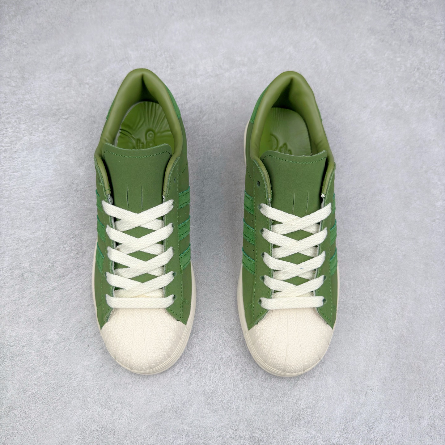 图片[2]-AD Originals Superstar 经典复古贝壳头板鞋 JI0318 诞生于1969年 是第一双将全皮面鞋 身与橡胶鞋头结合在一起的低帮篮球鞋 Superstar最开始 是作为高帮篮球鞋Pro Model的低帮版本而出现的 但因为其独特和醒目的橡胶鞋头造型而让大家熟知 被大家形象地称为\\\”shelltoe\\\”贝壳头 在70年代的美国职业篮球场上 接近3/4的NBA球员都将这双Superstar作为场上用鞋 80年代之后 经过不断的改良和发展 Superstar逐渐成为横跨时装、音乐、街头文化、休闲和运动等各大领域的时尚潮鞋 尺码：36 36.5 37 38 38.5 39 40 40.5 41 42 42.5 43 44 44.5 45-选品中心