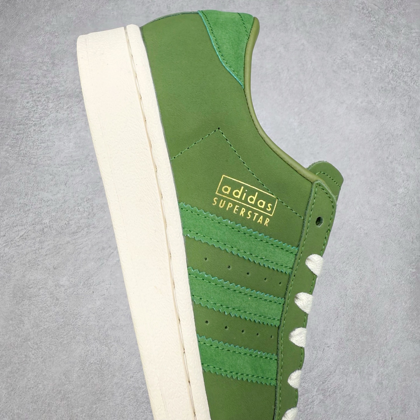 图片[6]-AD Originals Superstar 经典复古贝壳头板鞋 JI0318 诞生于1969年 是第一双将全皮面鞋 身与橡胶鞋头结合在一起的低帮篮球鞋 Superstar最开始 是作为高帮篮球鞋Pro Model的低帮版本而出现的 但因为其独特和醒目的橡胶鞋头造型而让大家熟知 被大家形象地称为\\\”shelltoe\\\”贝壳头 在70年代的美国职业篮球场上 接近3/4的NBA球员都将这双Superstar作为场上用鞋 80年代之后 经过不断的改良和发展 Superstar逐渐成为横跨时装、音乐、街头文化、休闲和运动等各大领域的时尚潮鞋 尺码：36 36.5 37 38 38.5 39 40 40.5 41 42 42.5 43 44 44.5 45-选品中心