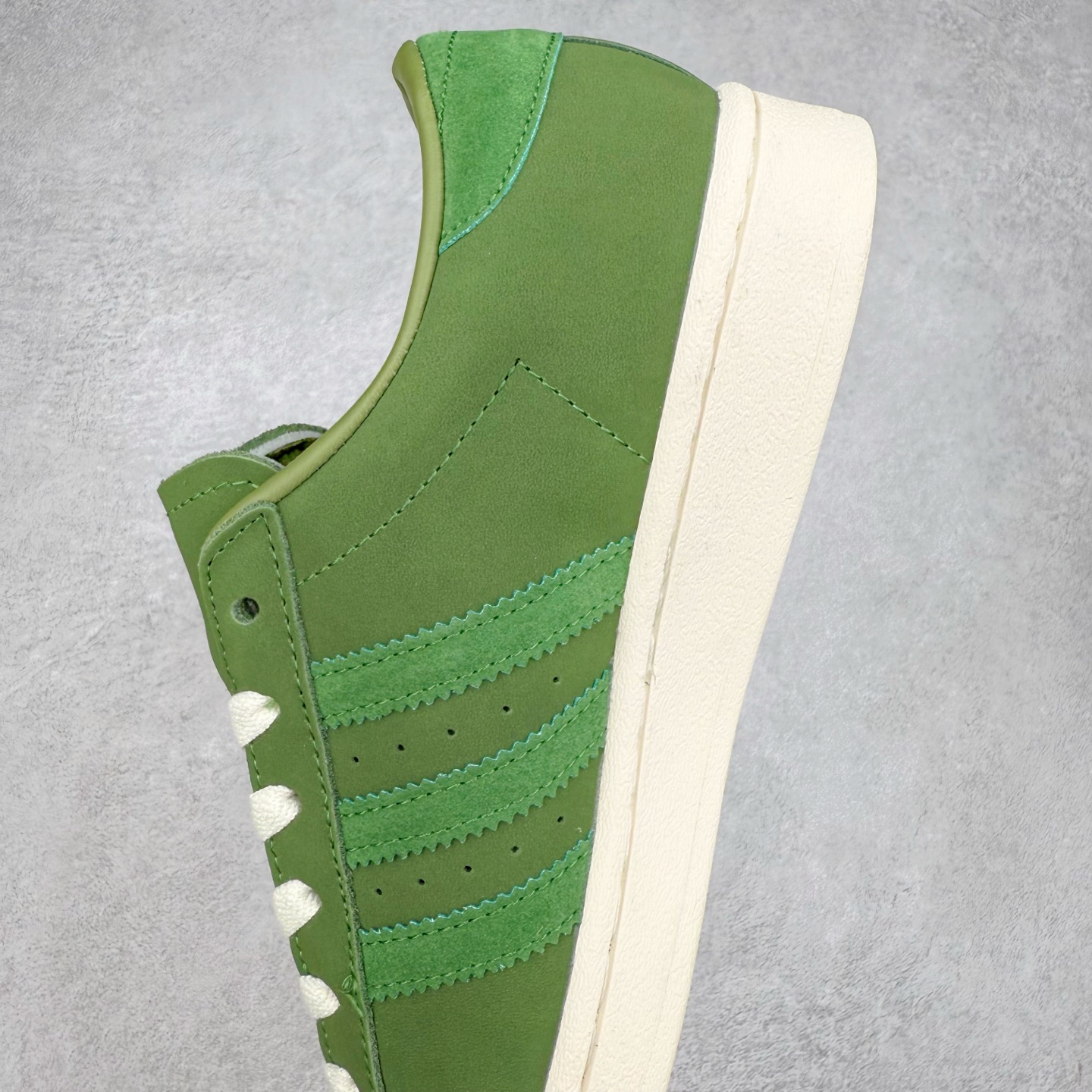 图片[7]-AD Originals Superstar 经典复古贝壳头板鞋 JI0318 诞生于1969年 是第一双将全皮面鞋 身与橡胶鞋头结合在一起的低帮篮球鞋 Superstar最开始 是作为高帮篮球鞋Pro Model的低帮版本而出现的 但因为其独特和醒目的橡胶鞋头造型而让大家熟知 被大家形象地称为\\\”shelltoe\\\”贝壳头 在70年代的美国职业篮球场上 接近3/4的NBA球员都将这双Superstar作为场上用鞋 80年代之后 经过不断的改良和发展 Superstar逐渐成为横跨时装、音乐、街头文化、休闲和运动等各大领域的时尚潮鞋 尺码：36 36.5 37 38 38.5 39 40 40.5 41 42 42.5 43 44 44.5 45-选品中心