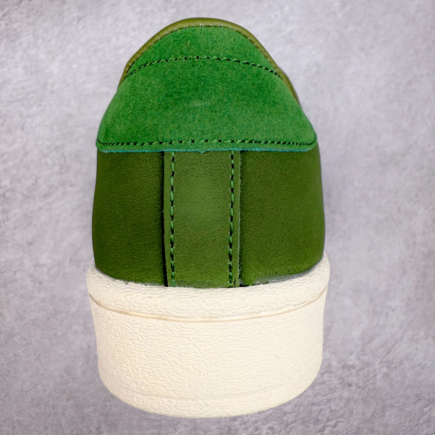 图片[8]-AD Originals Superstar 经典复古贝壳头板鞋 JI0318 诞生于1969年 是第一双将全皮面鞋 身与橡胶鞋头结合在一起的低帮篮球鞋 Superstar最开始 是作为高帮篮球鞋Pro Model的低帮版本而出现的 但因为其独特和醒目的橡胶鞋头造型而让大家熟知 被大家形象地称为\\\”shelltoe\\\”贝壳头 在70年代的美国职业篮球场上 接近3/4的NBA球员都将这双Superstar作为场上用鞋 80年代之后 经过不断的改良和发展 Superstar逐渐成为横跨时装、音乐、街头文化、休闲和运动等各大领域的时尚潮鞋 尺码：36 36.5 37 38 38.5 39 40 40.5 41 42 42.5 43 44 44.5 45-选品中心