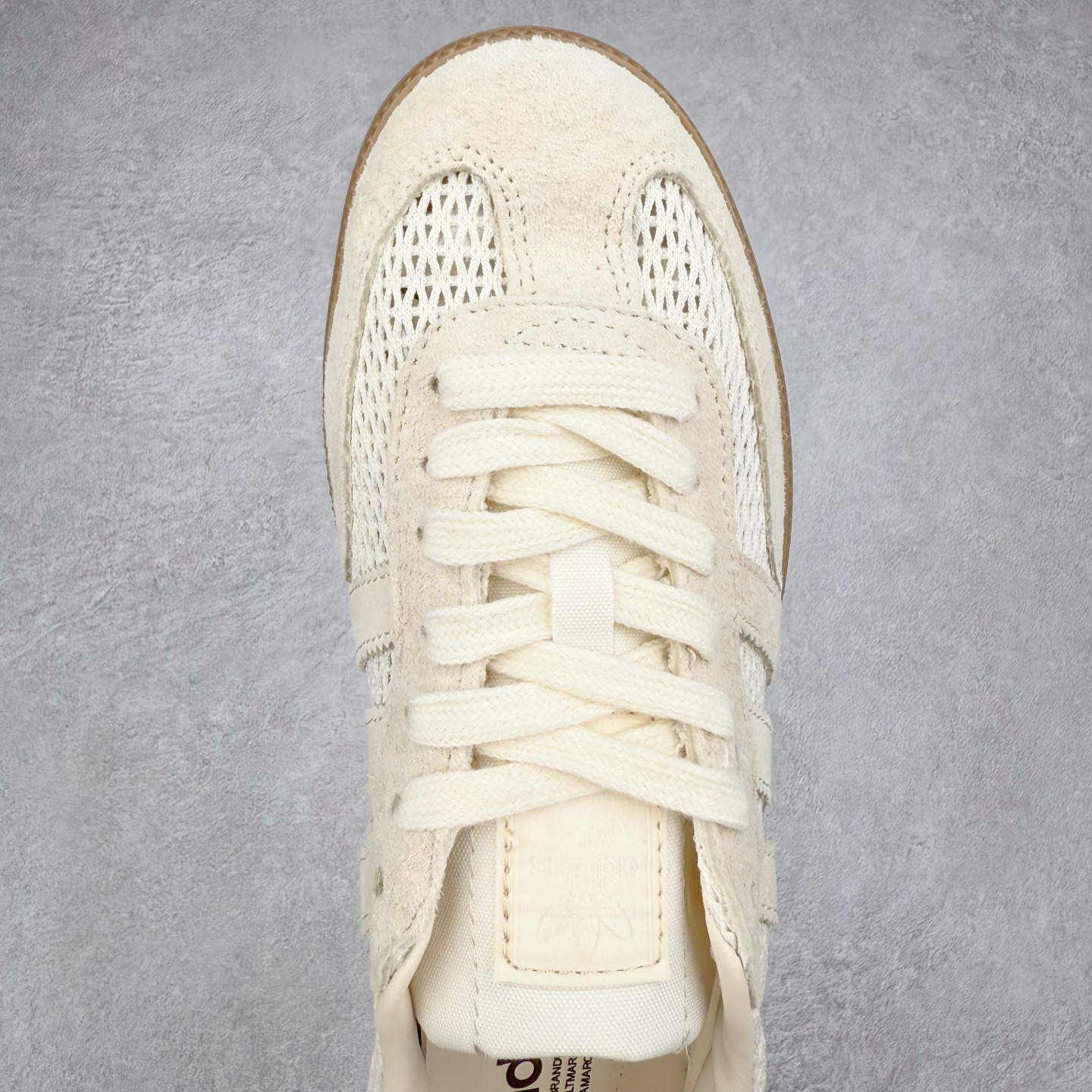 图片[4]-AD Original Samba OG 复古经典轻便板鞋 KK3528 这款桑巴鞋展示了高质量的工艺 带有装饰的超锁缝制和无缝的手感 柔软、柔软的皮革造型和标志性的3条纹完成了精致的外观 正规合身鞋带 鞋面上有绒面鞋垫 橡胶鞋底 享受正畸套筒软感 自50年代首次亮相以来就一直在赢得粉丝的青睐 尺码：36 36.5 37.5 38 38.5 39 40 40.5 41 42 42.5 43 44 44.5 45-选品中心