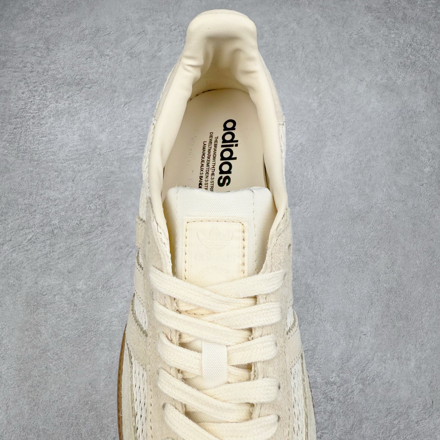 图片[5]-AD Original Samba OG 复古经典轻便板鞋 KK3528 这款桑巴鞋展示了高质量的工艺 带有装饰的超锁缝制和无缝的手感 柔软、柔软的皮革造型和标志性的3条纹完成了精致的外观 正规合身鞋带 鞋面上有绒面鞋垫 橡胶鞋底 享受正畸套筒软感 自50年代首次亮相以来就一直在赢得粉丝的青睐 尺码：36 36.5 37.5 38 38.5 39 40 40.5 41 42 42.5 43 44 44.5 45-选品中心