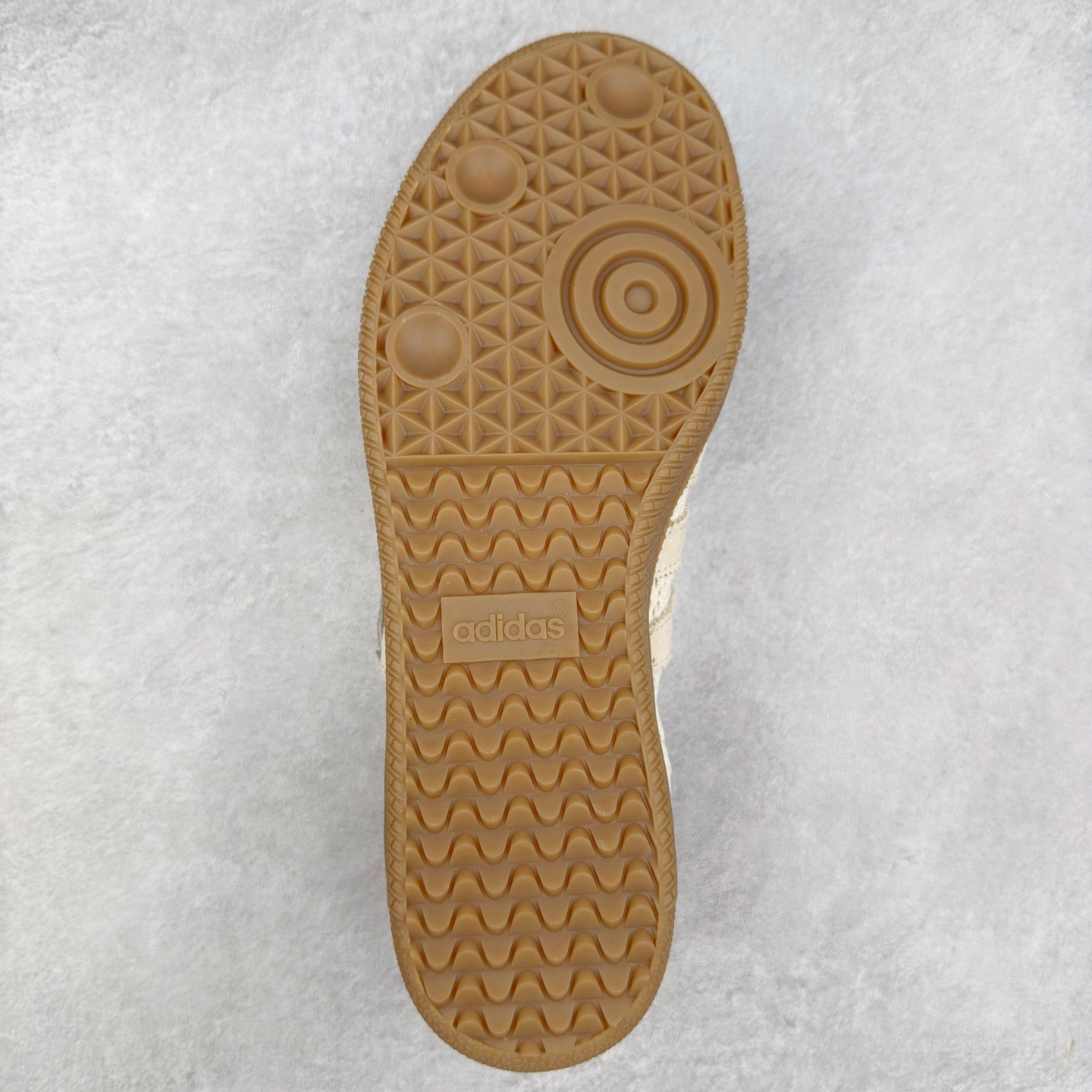 图片[9]-AD Original Samba OG 复古经典轻便板鞋 KK3528 这款桑巴鞋展示了高质量的工艺 带有装饰的超锁缝制和无缝的手感 柔软、柔软的皮革造型和标志性的3条纹完成了精致的外观 正规合身鞋带 鞋面上有绒面鞋垫 橡胶鞋底 享受正畸套筒软感 自50年代首次亮相以来就一直在赢得粉丝的青睐 尺码：36 36.5 37.5 38 38.5 39 40 40.5 41 42 42.5 43 44 44.5 45-选品中心