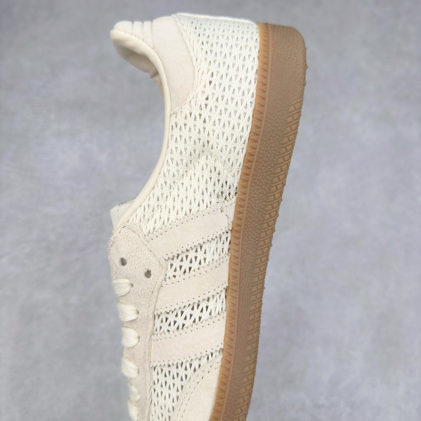 图片[7]-AD Original Samba OG 复古经典轻便板鞋 KK3528 这款桑巴鞋展示了高质量的工艺 带有装饰的超锁缝制和无缝的手感 柔软、柔软的皮革造型和标志性的3条纹完成了精致的外观 正规合身鞋带 鞋面上有绒面鞋垫 橡胶鞋底 享受正畸套筒软感 自50年代首次亮相以来就一直在赢得粉丝的青睐 尺码：36 36.5 37.5 38 38.5 39 40 40.5 41 42 42.5 43 44 44.5 45-选品中心