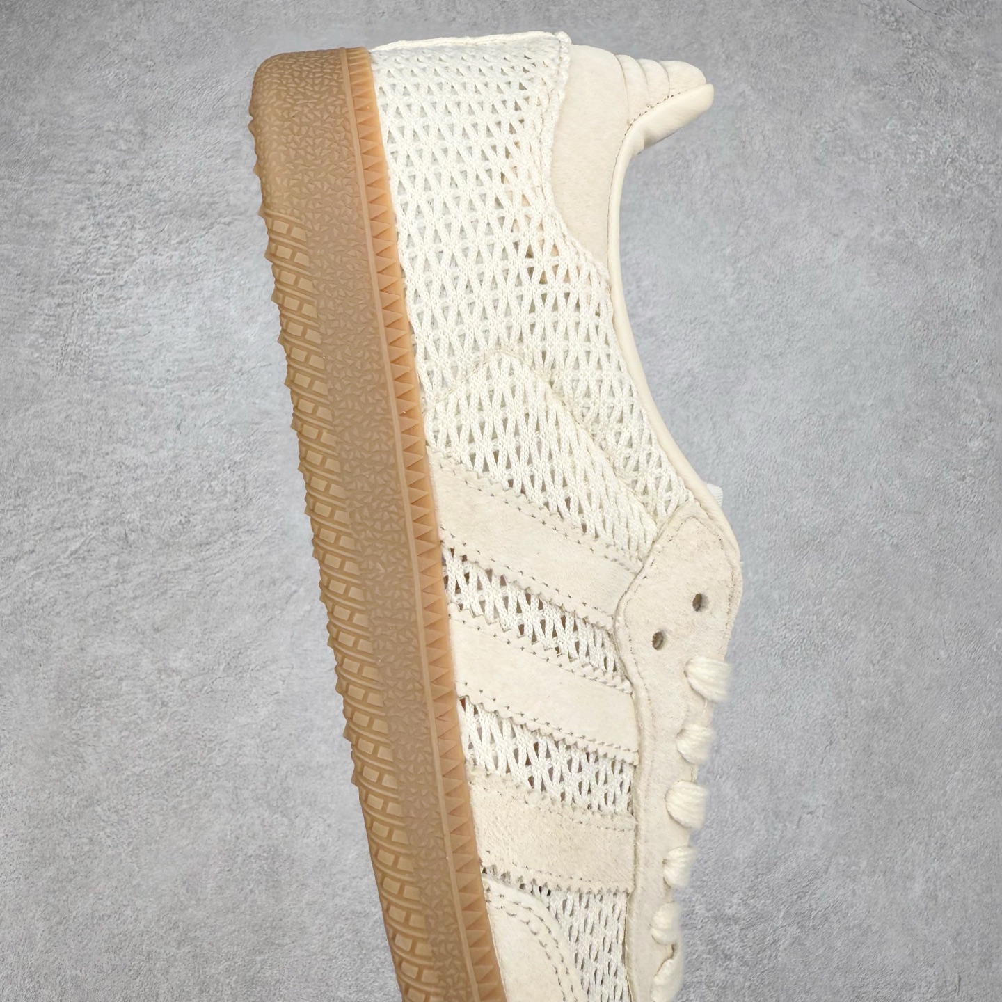 图片[6]-AD Original Samba OG 复古经典轻便板鞋 KK3528 这款桑巴鞋展示了高质量的工艺 带有装饰的超锁缝制和无缝的手感 柔软、柔软的皮革造型和标志性的3条纹完成了精致的外观 正规合身鞋带 鞋面上有绒面鞋垫 橡胶鞋底 享受正畸套筒软感 自50年代首次亮相以来就一直在赢得粉丝的青睐 尺码：36 36.5 37.5 38 38.5 39 40 40.5 41 42 42.5 43 44 44.5 45-选品中心