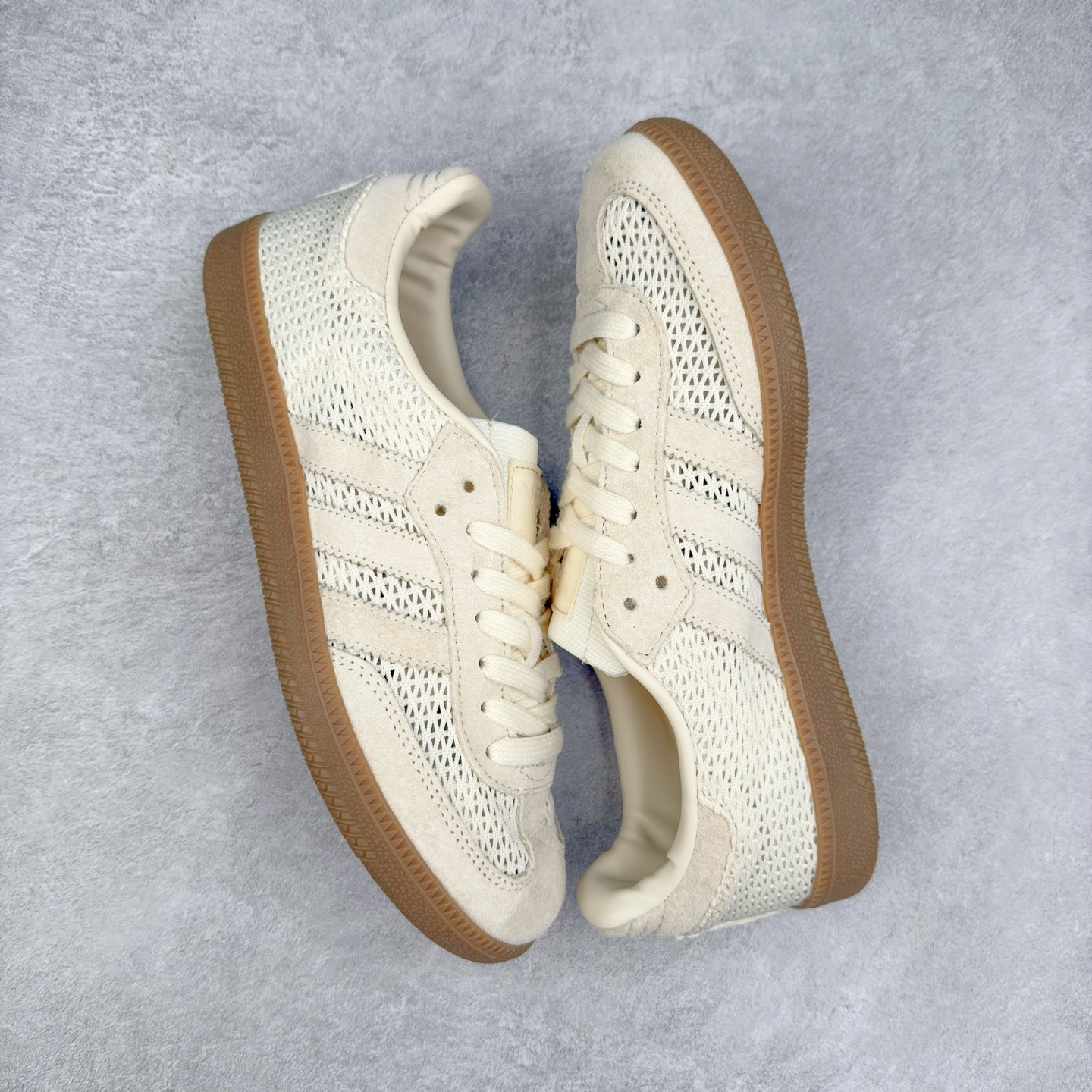 图片[3]-AD Original Samba OG 复古经典轻便板鞋 KK3528 这款桑巴鞋展示了高质量的工艺 带有装饰的超锁缝制和无缝的手感 柔软、柔软的皮革造型和标志性的3条纹完成了精致的外观 正规合身鞋带 鞋面上有绒面鞋垫 橡胶鞋底 享受正畸套筒软感 自50年代首次亮相以来就一直在赢得粉丝的青睐 尺码：36 36.5 37.5 38 38.5 39 40 40.5 41 42 42.5 43 44 44.5 45-选品中心