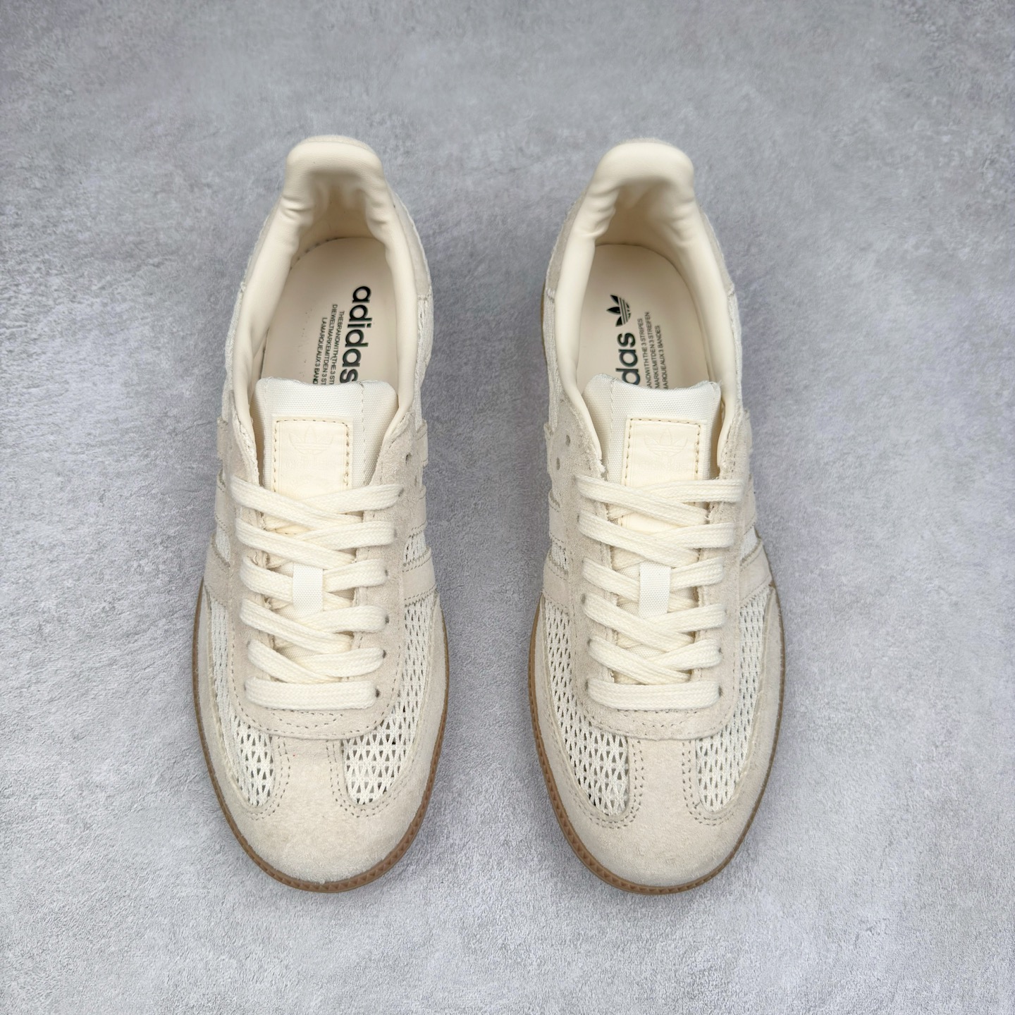 图片[2]-AD Original Samba OG 复古经典轻便板鞋 KK3528 这款桑巴鞋展示了高质量的工艺 带有装饰的超锁缝制和无缝的手感 柔软、柔软的皮革造型和标志性的3条纹完成了精致的外观 正规合身鞋带 鞋面上有绒面鞋垫 橡胶鞋底 享受正畸套筒软感 自50年代首次亮相以来就一直在赢得粉丝的青睐 尺码：36 36.5 37.5 38 38.5 39 40 40.5 41 42 42.5 43 44 44.5 45-选品中心