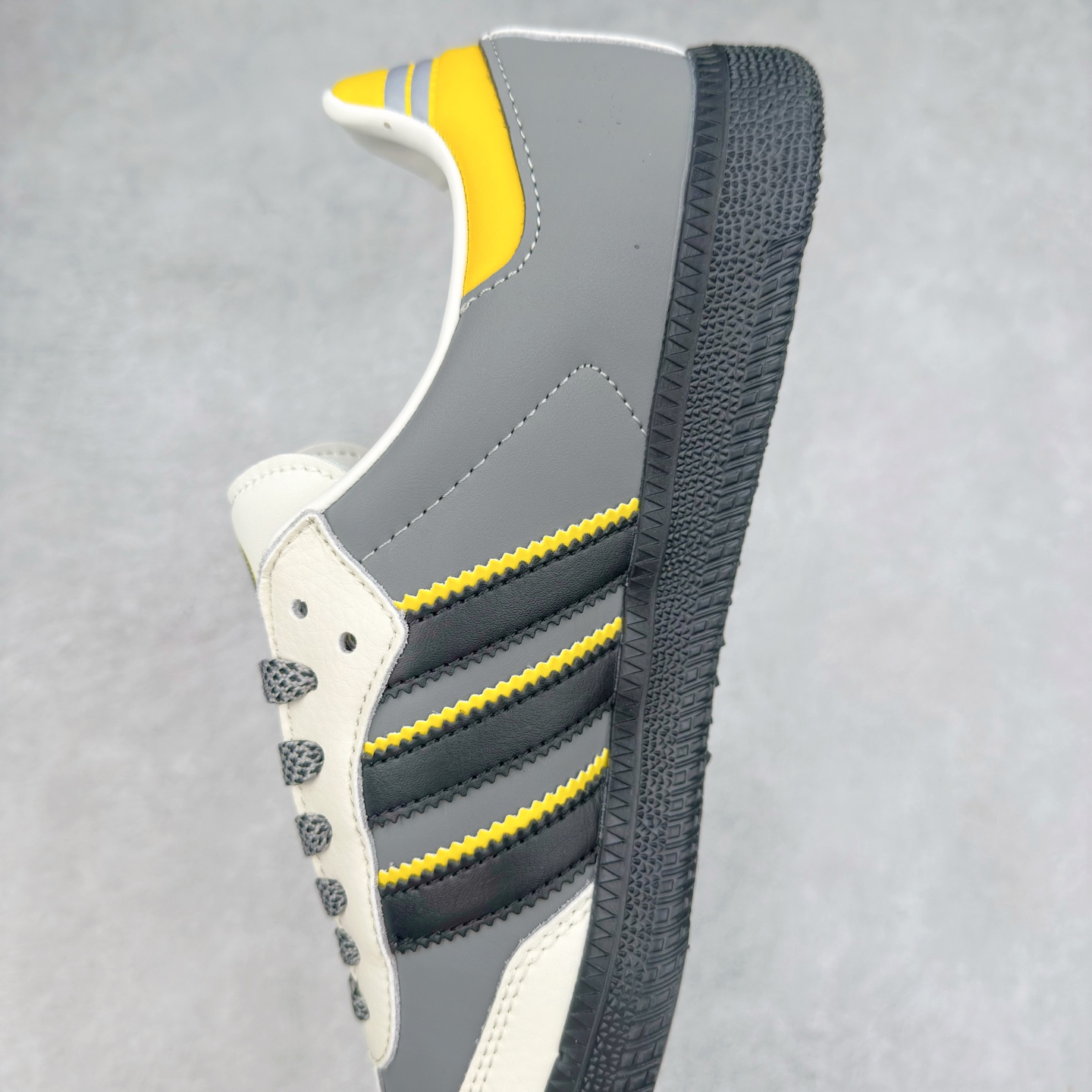 图片[7]-AD Original Samba OG 复古经典轻便板鞋 ID0476 这款桑巴鞋展示了高质量的工艺 带有装饰的超锁缝制和无缝的手感 柔软、柔软的皮革造型和标志性的3条纹完成了精致的外观 正规合身鞋带 鞋面上有绒面鞋垫 橡胶鞋底 享受正畸套筒软感 自50年代首次亮相以来就一直在赢得粉丝的青睐 尺码：36 36.5 37.5 38 38.5 39 40 40.5 41 42 42.5 43 44 44.5 45-选品中心