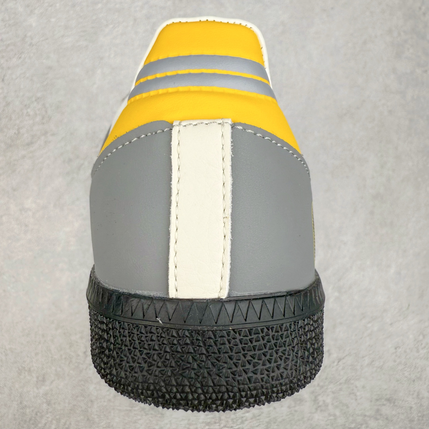 图片[8]-AD Original Samba OG 复古经典轻便板鞋 ID0476 这款桑巴鞋展示了高质量的工艺 带有装饰的超锁缝制和无缝的手感 柔软、柔软的皮革造型和标志性的3条纹完成了精致的外观 正规合身鞋带 鞋面上有绒面鞋垫 橡胶鞋底 享受正畸套筒软感 自50年代首次亮相以来就一直在赢得粉丝的青睐 尺码：36 36.5 37.5 38 38.5 39 40 40.5 41 42 42.5 43 44 44.5 45-选品中心