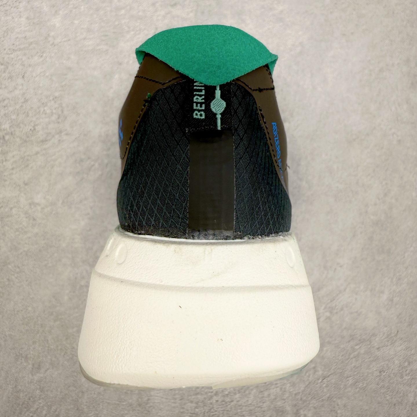 图片[8]-AD Adizero Adios Pro 4 马拉松竞速专业跑鞋 JR6365 CELERMESH针织网面非常轻薄 纤维间的缝隙很大 可以保证跑步时的透气、排汗效果 鞋舌直接与两侧的内衬和鞋底连接在一起 在跑步过程中不会被鞋舌的左右移动所困扰 在标准鞋带孔的基础上再拓宽一组鞋带孔 适合不同脚型的需求 突破性 EnergyRods 技术，有助于跑者实现更好的成绩 中底独特的LIGHTSTRIKE PRO泡棉材质 微弹感觉在跑步过程中给予了良好的支撑体验 对于顶级精英和高水平进阶跑者来说 ADIOS PRO是一双值得信赖的竞速比赛用鞋 尺码：36 36.5 37.5 38 38.5 39 40 40.5 41 42 42.5 43 44 44.5 45-选品中心