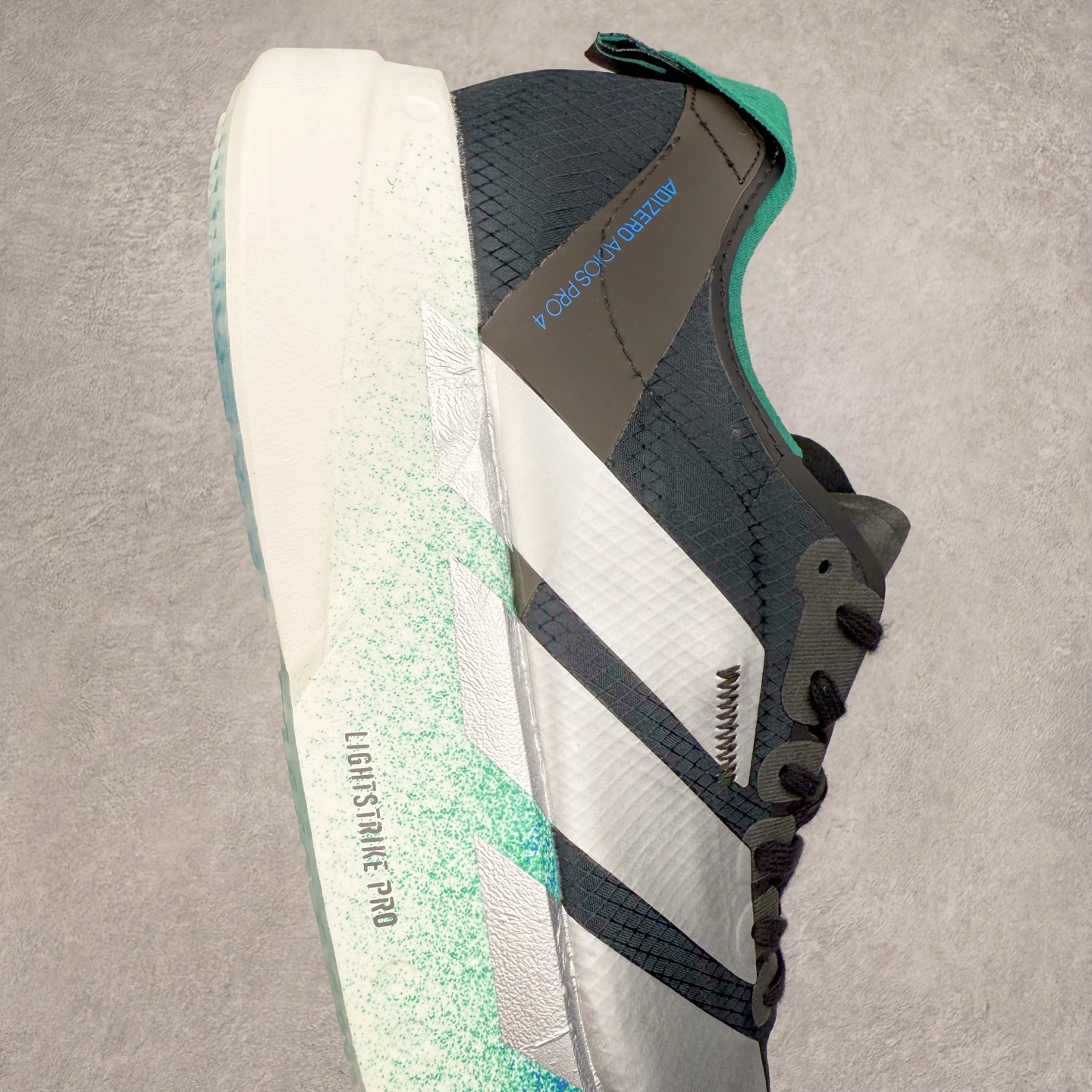 图片[6]-AD Adizero Adios Pro 4 马拉松竞速专业跑鞋 JR6365 CELERMESH针织网面非常轻薄 纤维间的缝隙很大 可以保证跑步时的透气、排汗效果 鞋舌直接与两侧的内衬和鞋底连接在一起 在跑步过程中不会被鞋舌的左右移动所困扰 在标准鞋带孔的基础上再拓宽一组鞋带孔 适合不同脚型的需求 突破性 EnergyRods 技术，有助于跑者实现更好的成绩 中底独特的LIGHTSTRIKE PRO泡棉材质 微弹感觉在跑步过程中给予了良好的支撑体验 对于顶级精英和高水平进阶跑者来说 ADIOS PRO是一双值得信赖的竞速比赛用鞋 尺码：36 36.5 37.5 38 38.5 39 40 40.5 41 42 42.5 43 44 44.5 45-选品中心